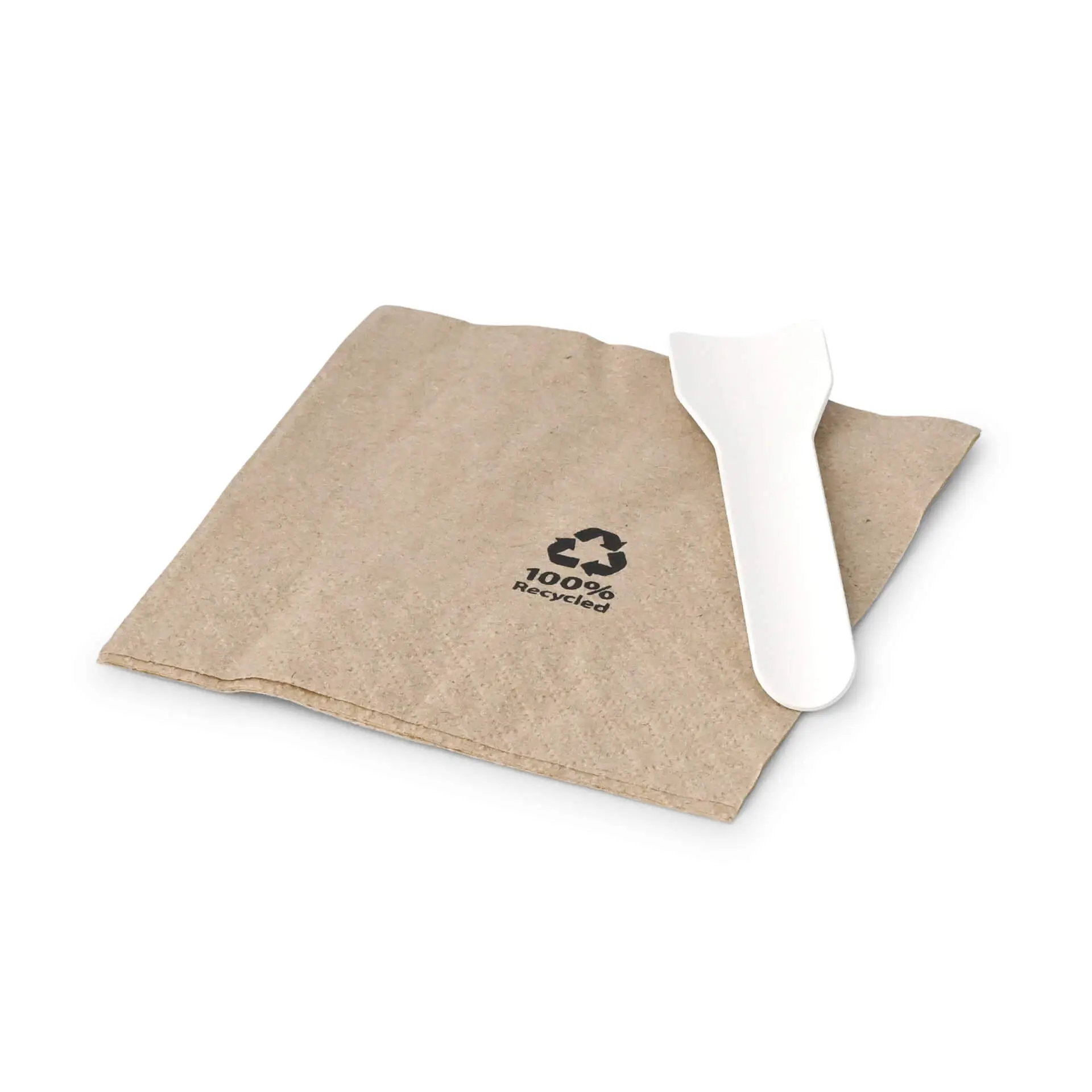 Tovagliolo da cocktail in carta riciclata marrone con un cucchiaio da servizio bianco e un sottile logo di riciclo.