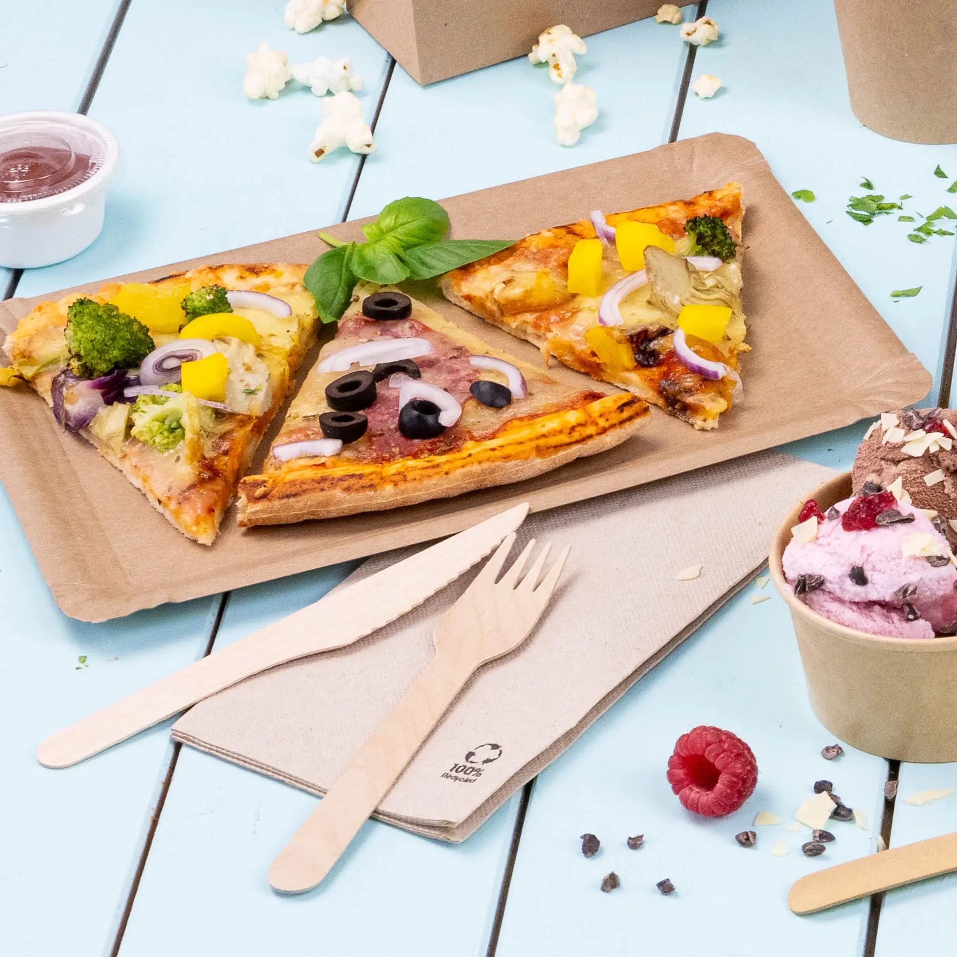 Coltello, forchetta e cucchiaio in legno in una busta di carta kraft; posate usa e getta ecologiche in legno sostenibile.