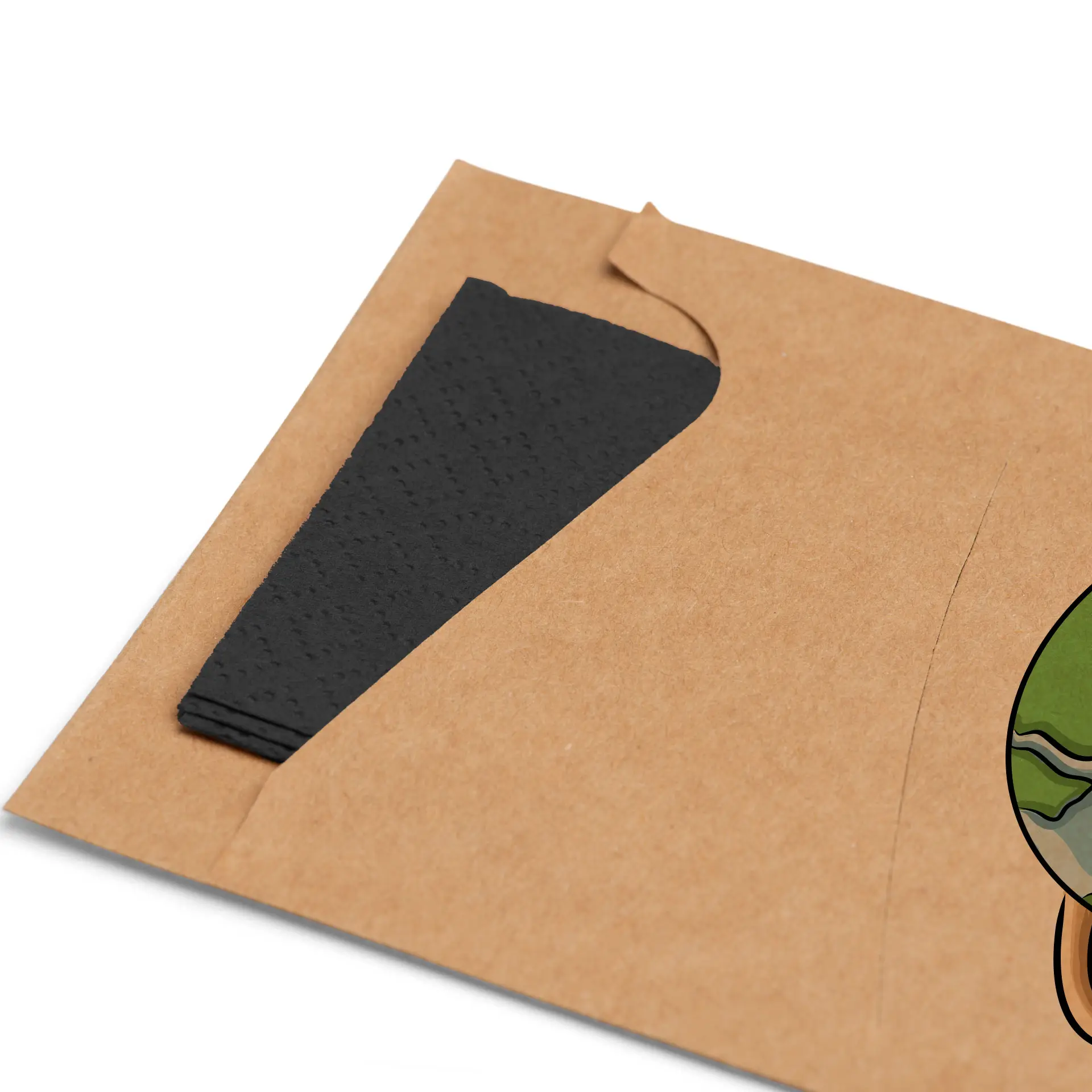 Manicotto di kraft marrone per posate con tovagliolo nero integrato, mostrante una piega all'angolo.