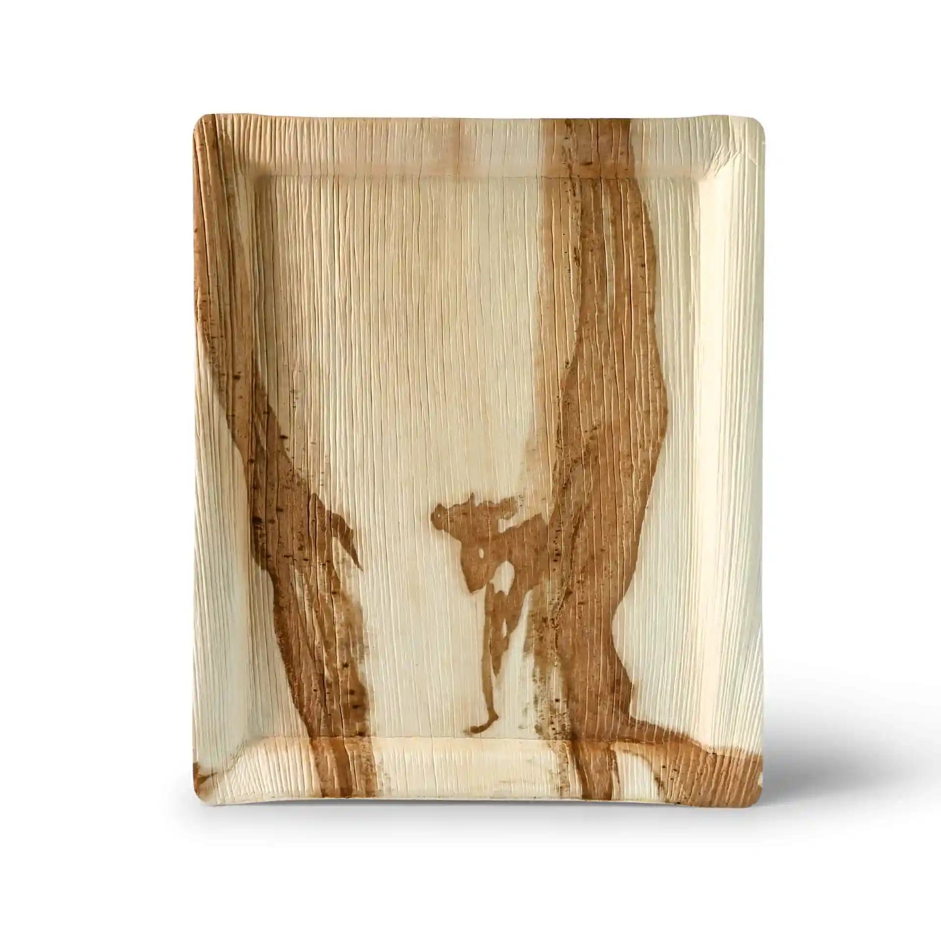 Vassoio rettangolare in foglia di palma con un motivo marrone naturale, misura 32,5 x 26,5 cm e 2,5 cm di altezza.