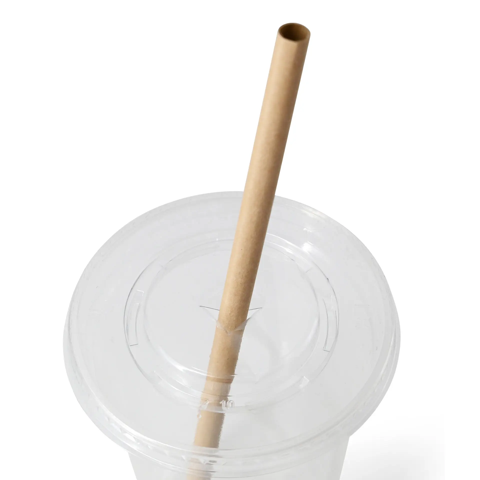 Un bicchiere di plastica trasparente con coperchio e una cannuccia jumbo di carta marrone inserita.