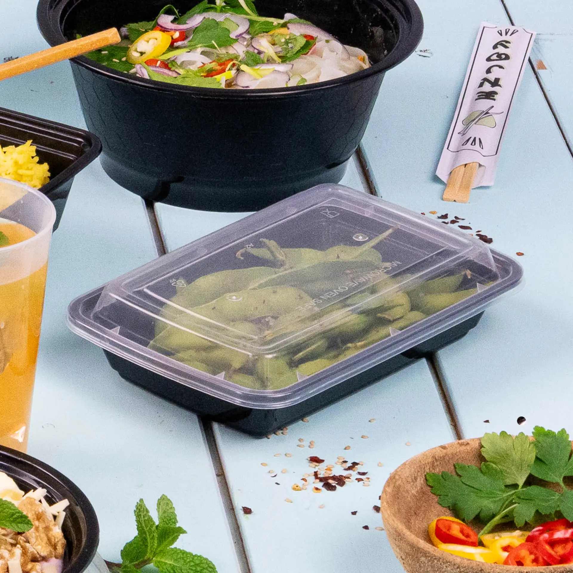Contenitore rettangolare nero riutilizzabile per piatti caldi e freddi, adatto per microonde e lavastoviglie, con coperchio trasparente.