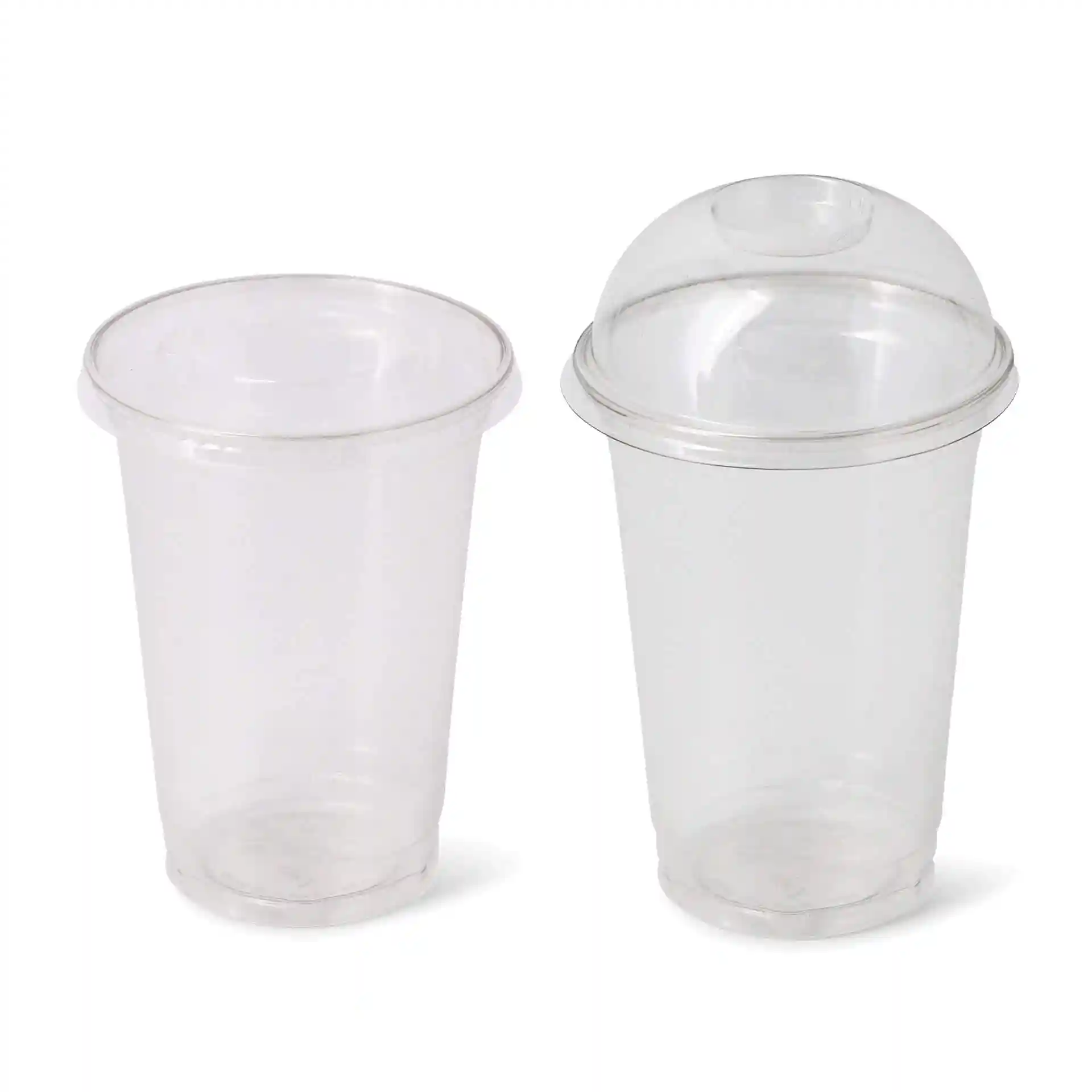 Immagine di due bicchieri rPET trasparenti da 16 oz, uno con coperchio a cupola e un foro, e uno senza coperchio.