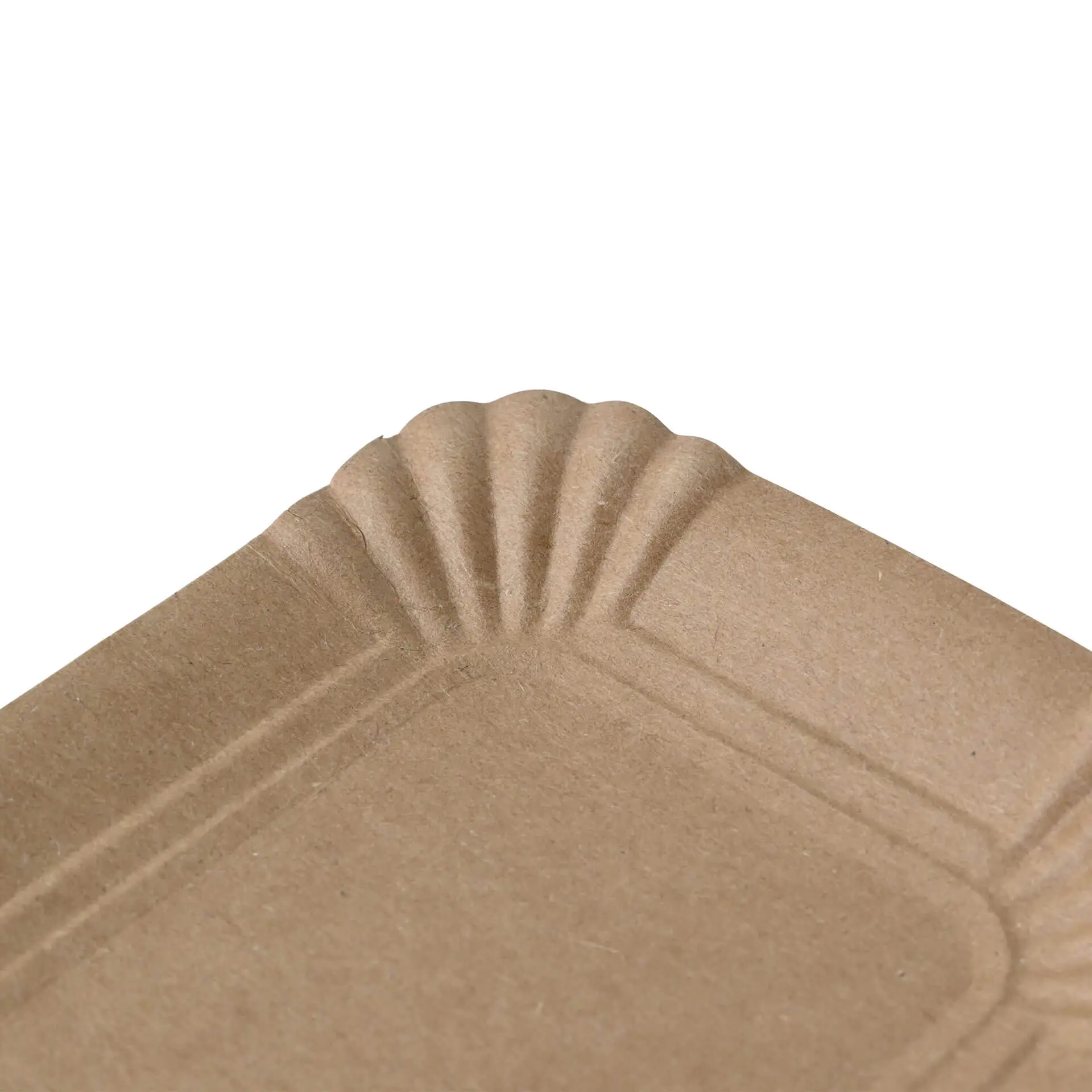 Piatto quadrato in cartone marrone con un design del bordo dettagliato. Ecologico e biodegradabile.
