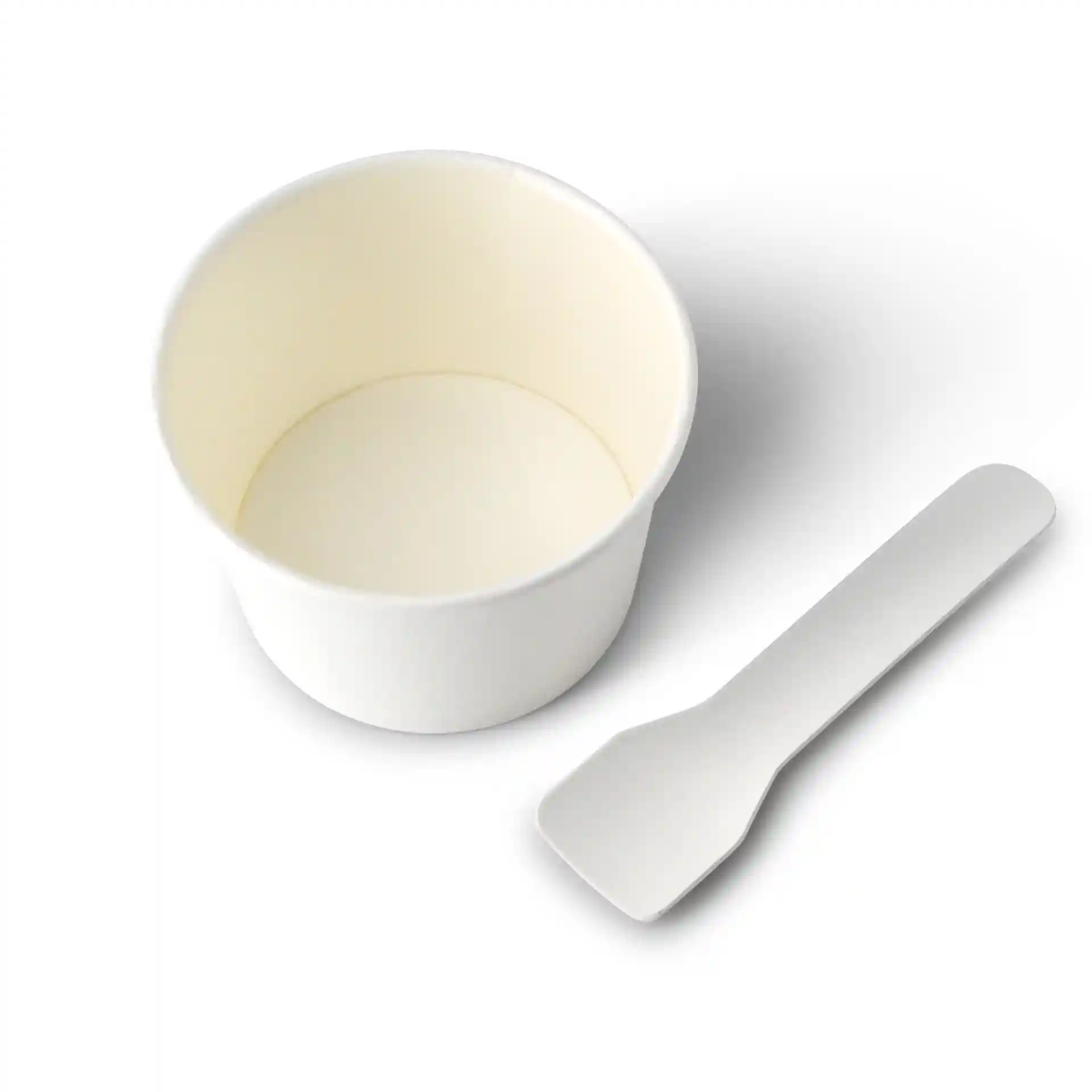 Cup in cartone bianco per gelato con un diametro di 76 mm e una piccola spatola bianca accanto.