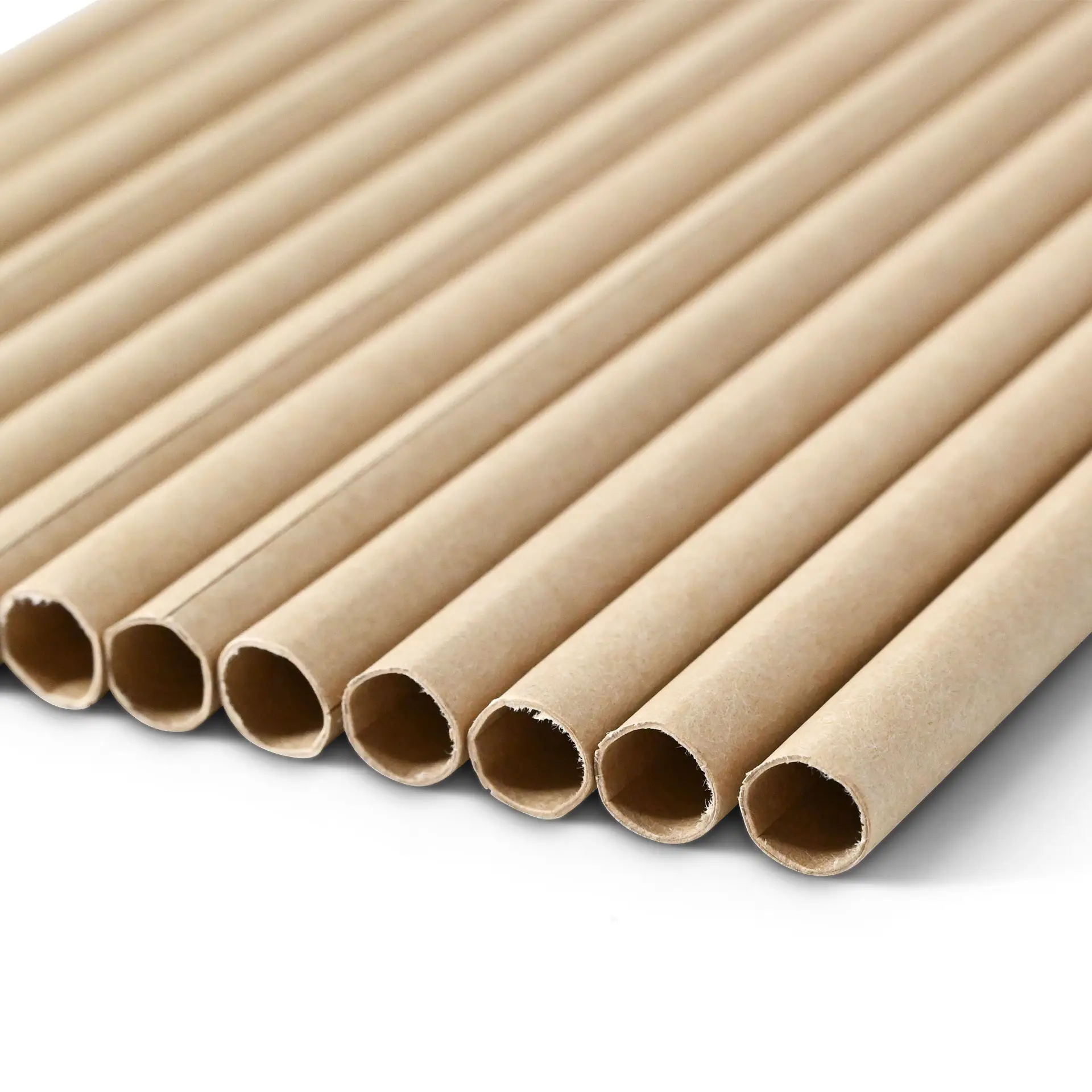 Straws da bere in carta marrone jumbo, lunghi 23 cm e larghi 0,8 cm, esposti in fila con superfici lisce.