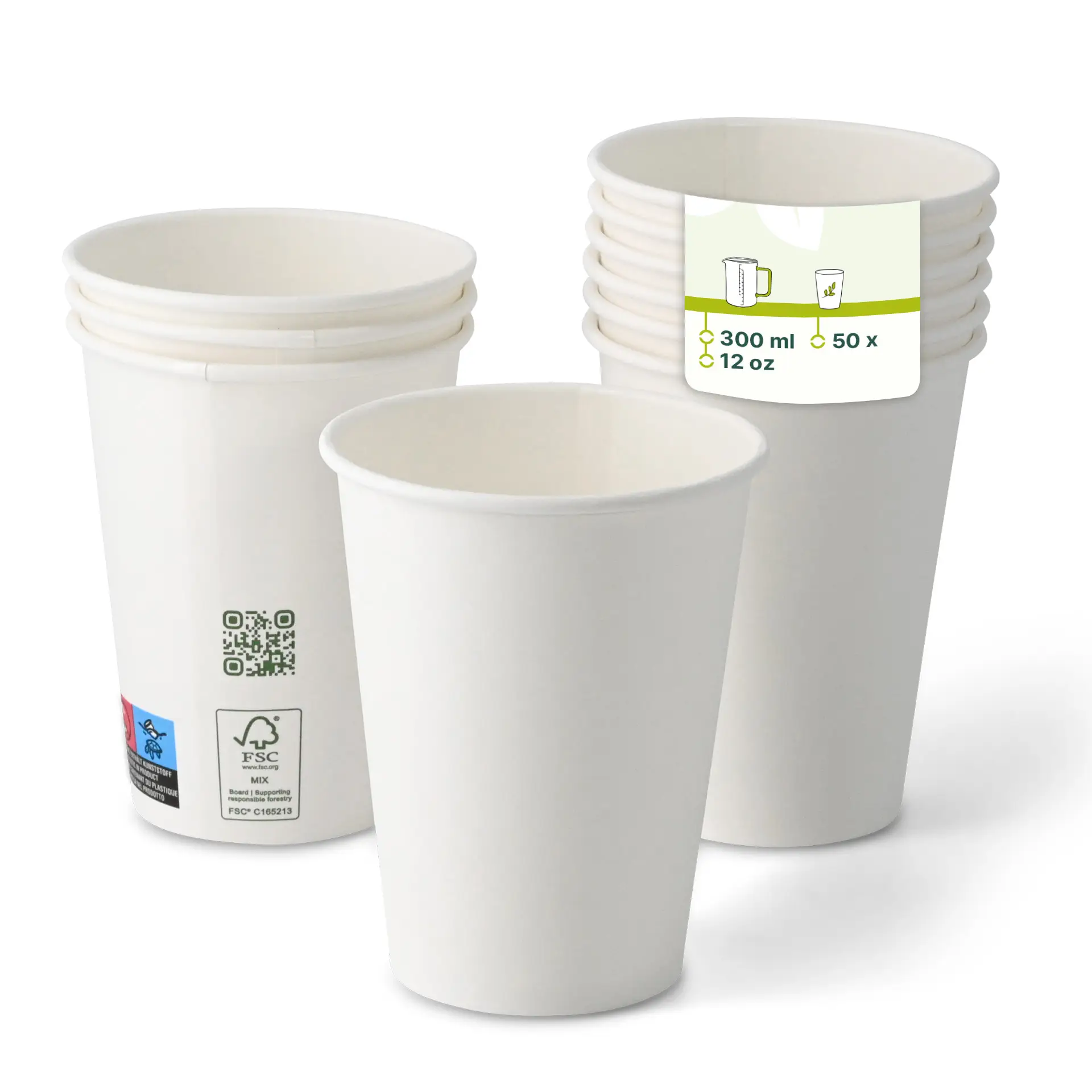 Un bicchiere di carta bianco, 300 ml / 12 oz, a parete singola con rivestimento PLA; diversi bicchieri simili impilati dietro, con etichetta QR code.