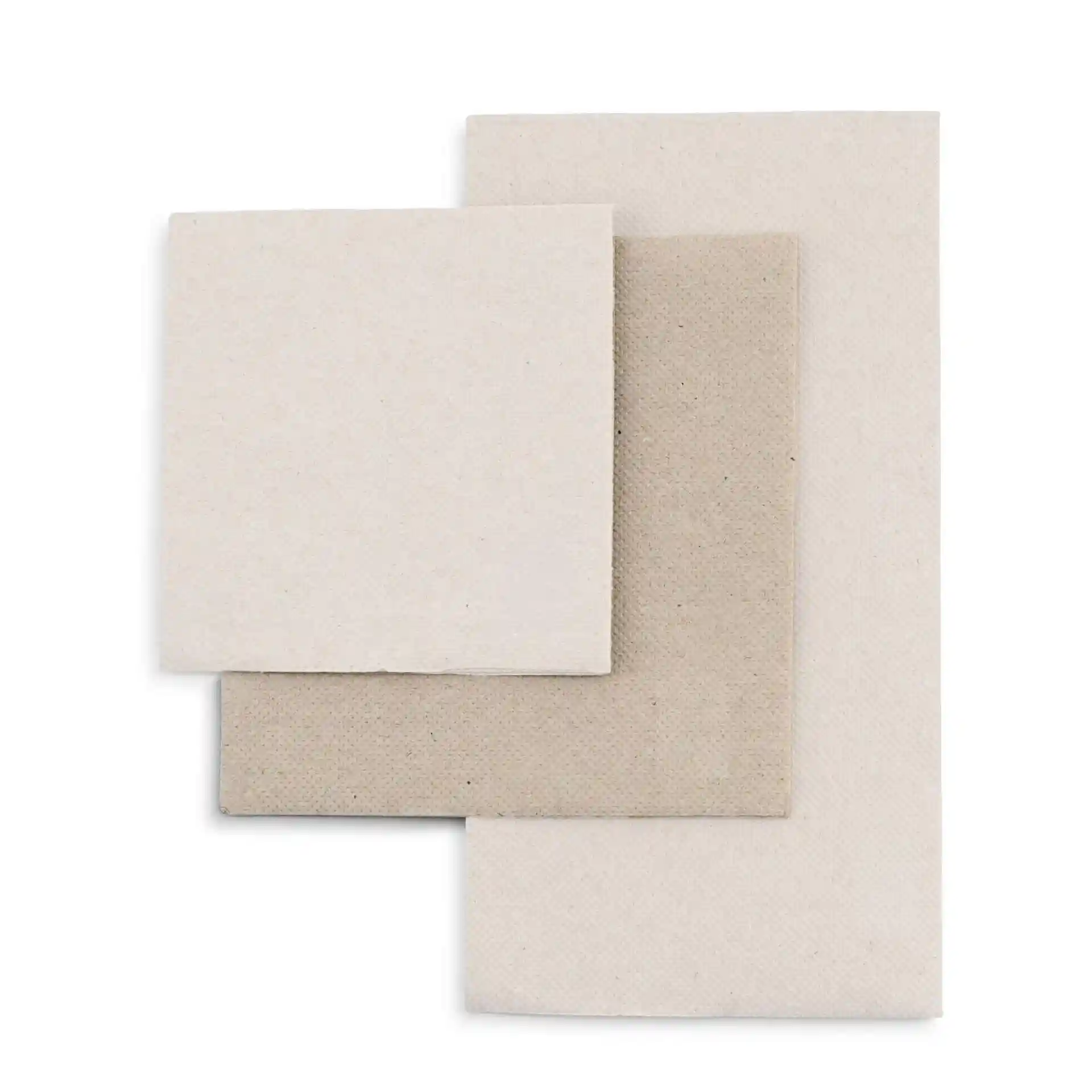 Tre tovaglioli quadrati in carta riciclata non sbiancata impilati, con diverse texture e dimensioni, con segni visibili.