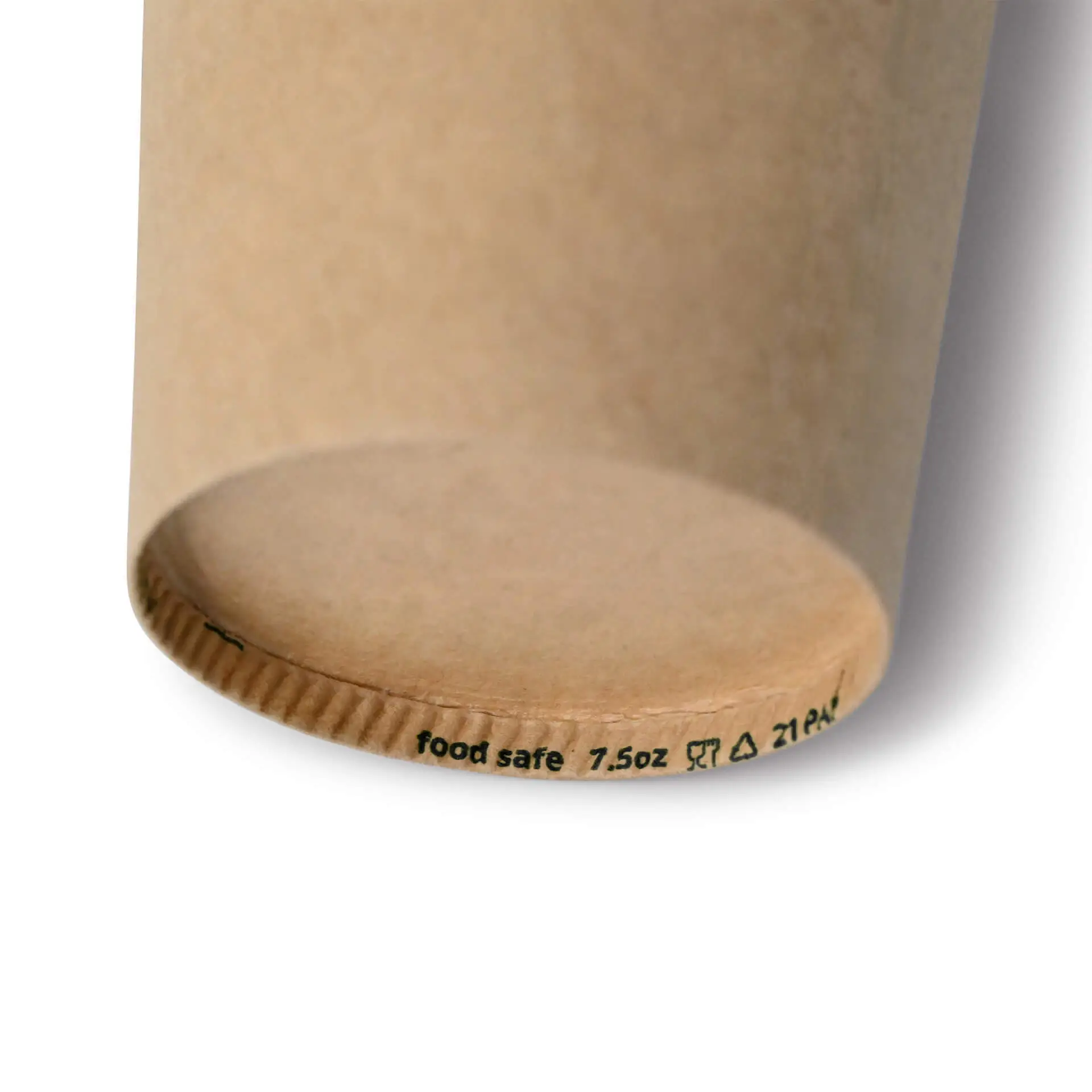 Primo piano del fondo di un bicchiere di carta marrone con un diametro di 45 mm e marcature che indicano la sicurezza alimentare e il volume.