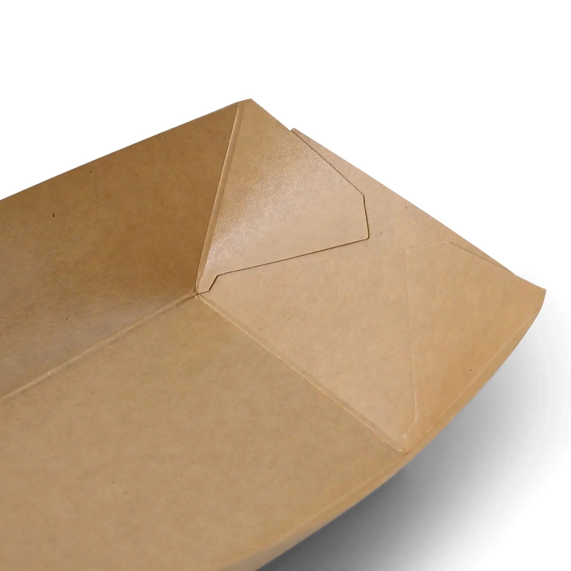 Un vassoio per snack in cartone marrone con rivestimento in PE, a forma di barca e con alette agli angoli, ideale per servire snack.