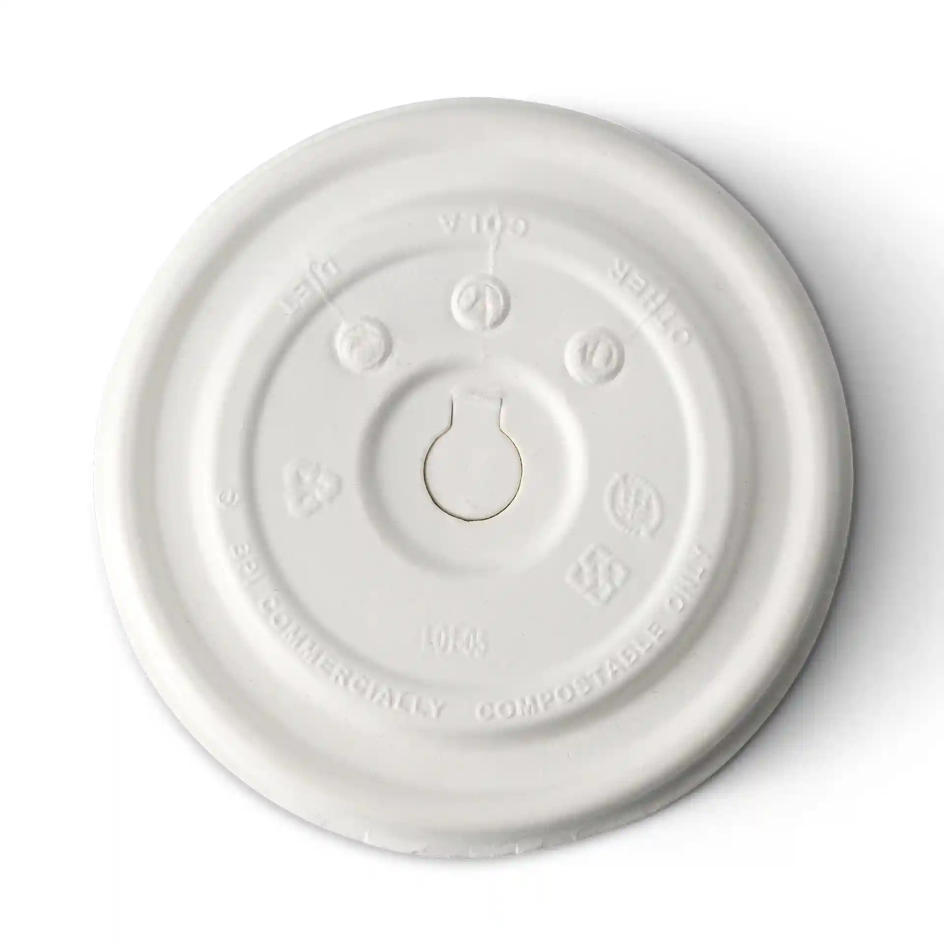 Coperchio piatto in cartone bianco con un foro per cannuccia, diametro di 90 mm, con marcature in rilievo sulla superficie.