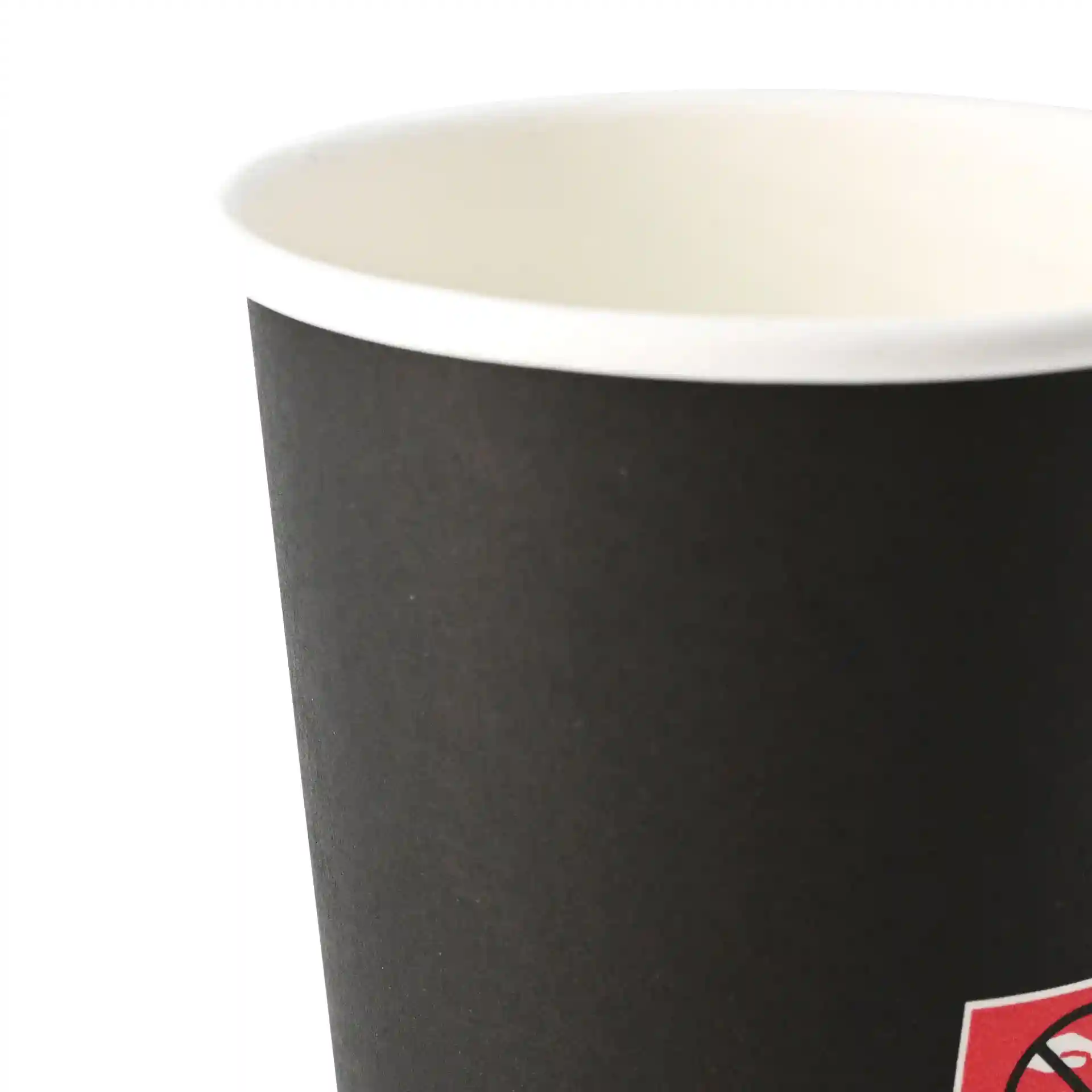 Bicchiere nero con interno bianco, parete singola, capacità di 100 ml e diametro di 62 mm.