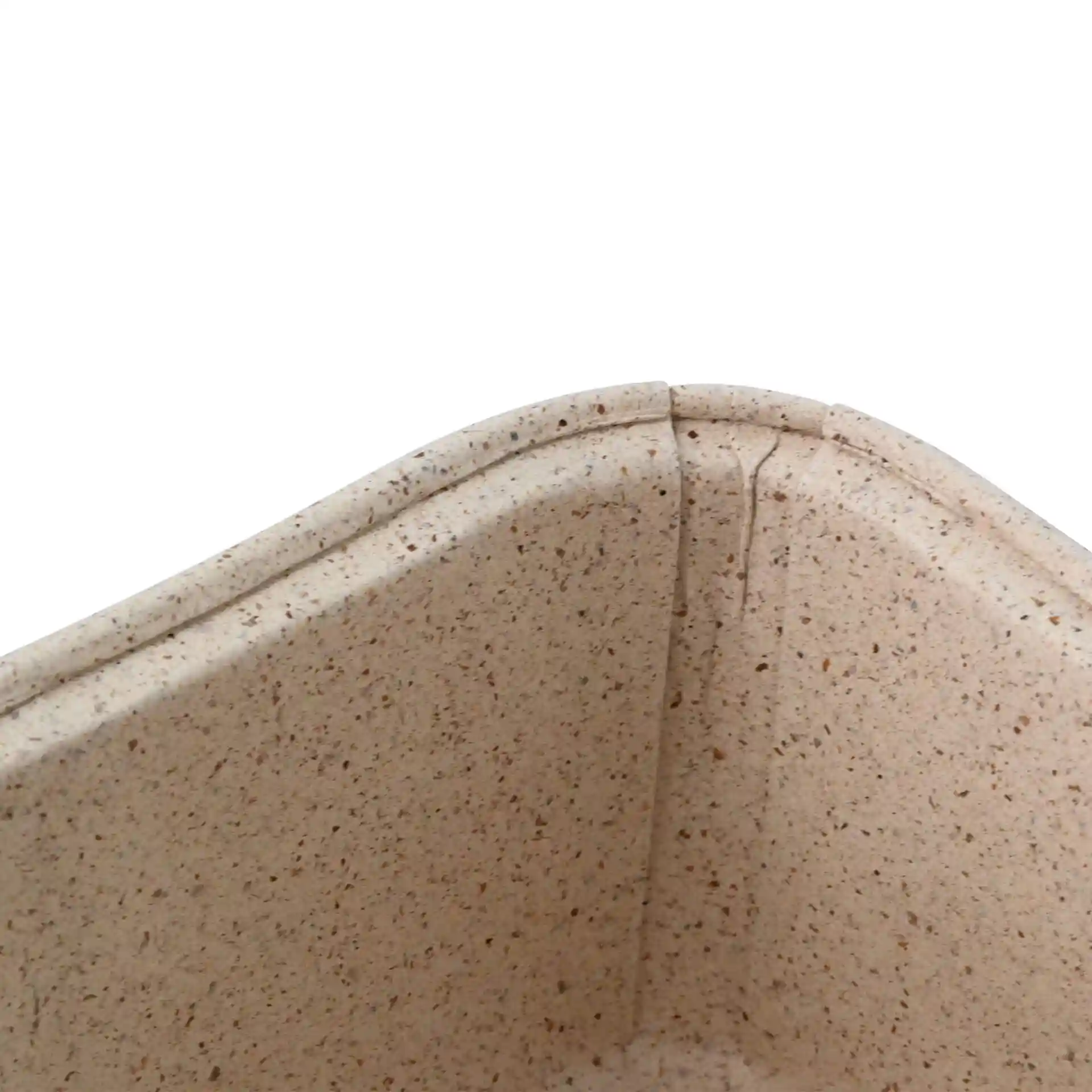 Primo piano di uno stampo da forno rettangolare marrone in carta di cacao, che mostra i dettagli degli angoli e della texture.