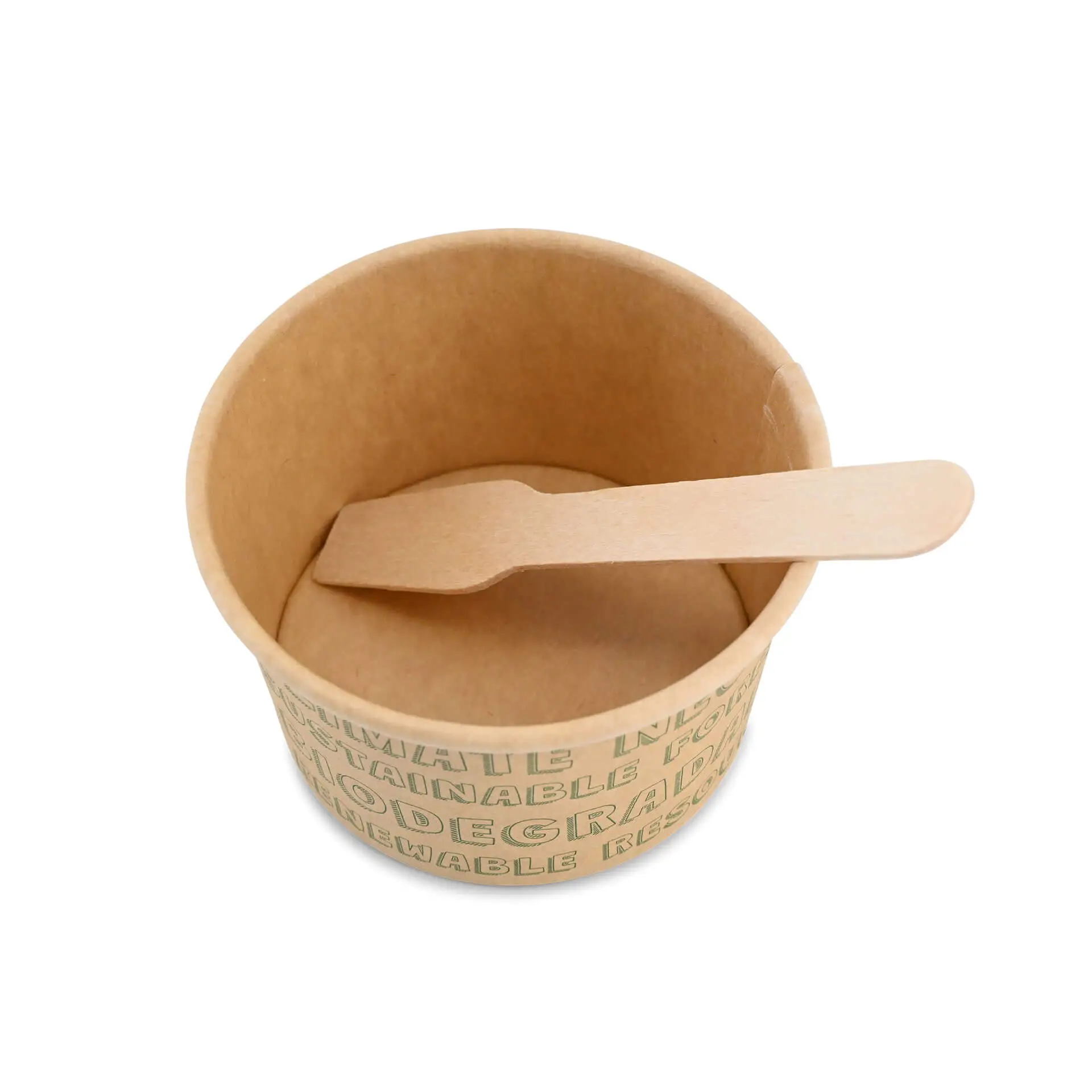 Un cup in carta biodegradabile per gelato con un cucchiaino di legno all'interno; il cup mostra testi che indicano le caratteristiche di sostenibilità.