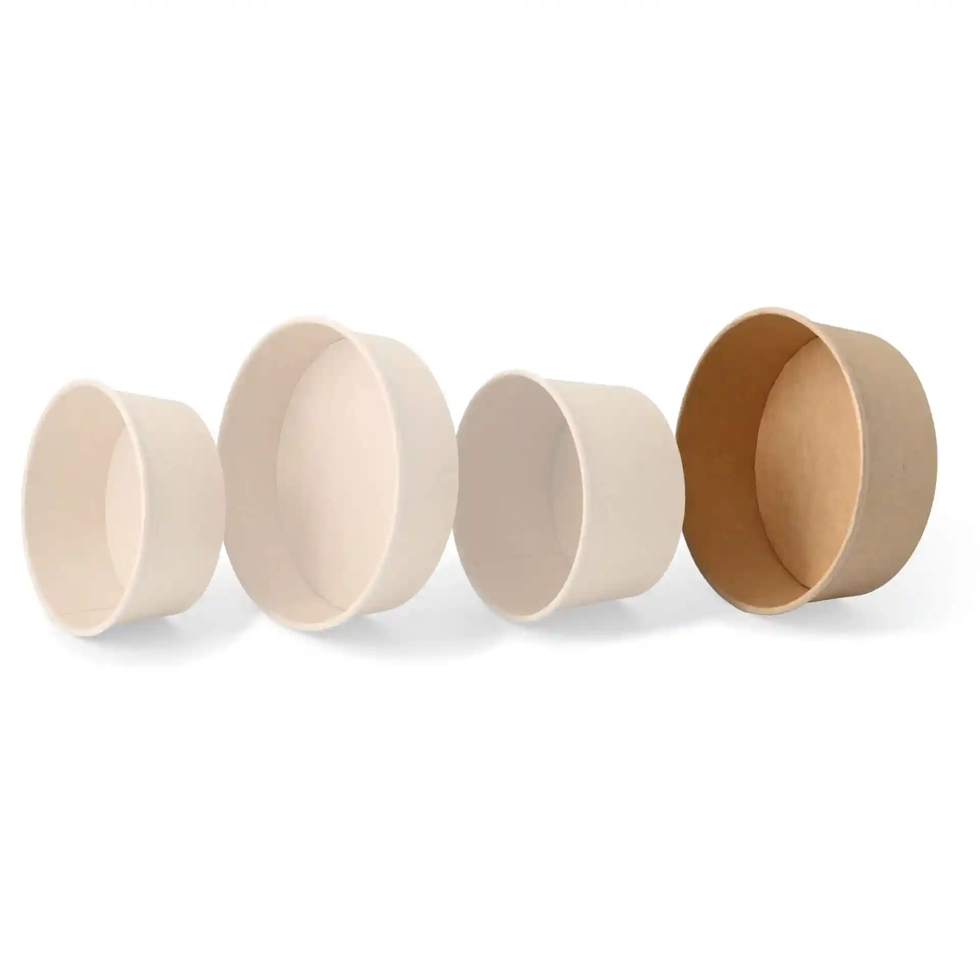 Quattro ciotole di carta rotonde di diverse dimensioni, realizzate in cartone con un rivestimento marrone.