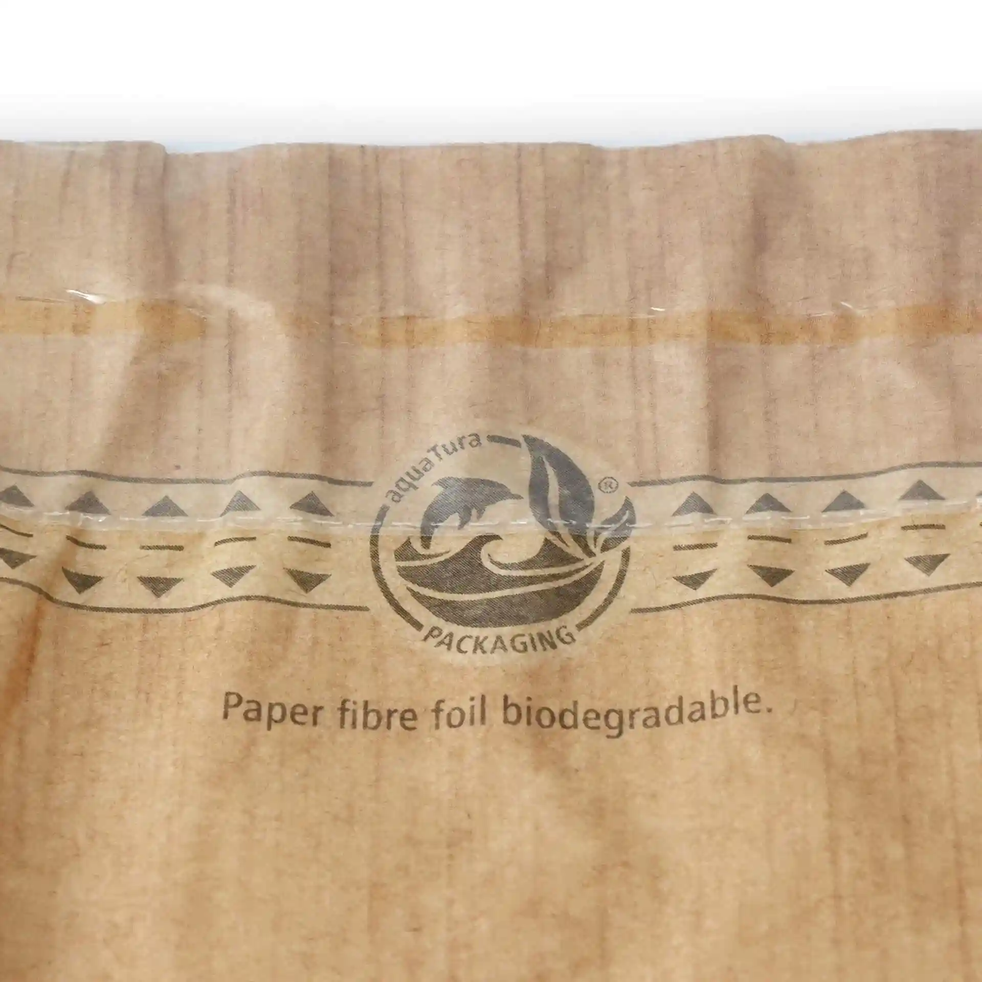 Primo piano di una busta di carta per snack stampata con un design di foglia di palma e un logo circolare.