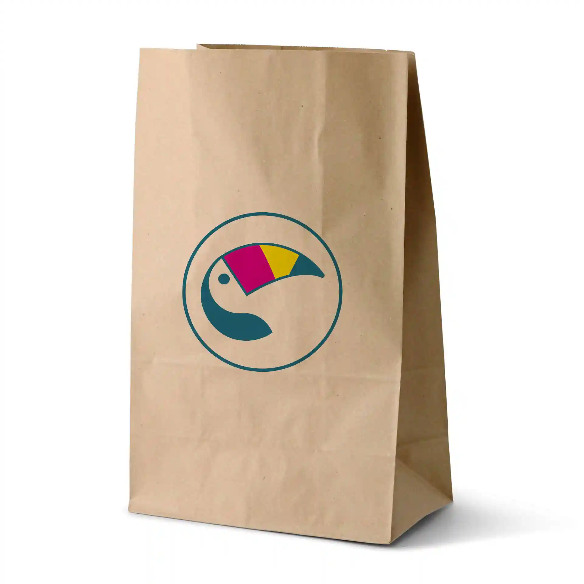 Busta di carta marrone stampata con un logo di tucano circolare in blu, rosa e giallo. Dimensioni: 22 x 12 x 36 cm.