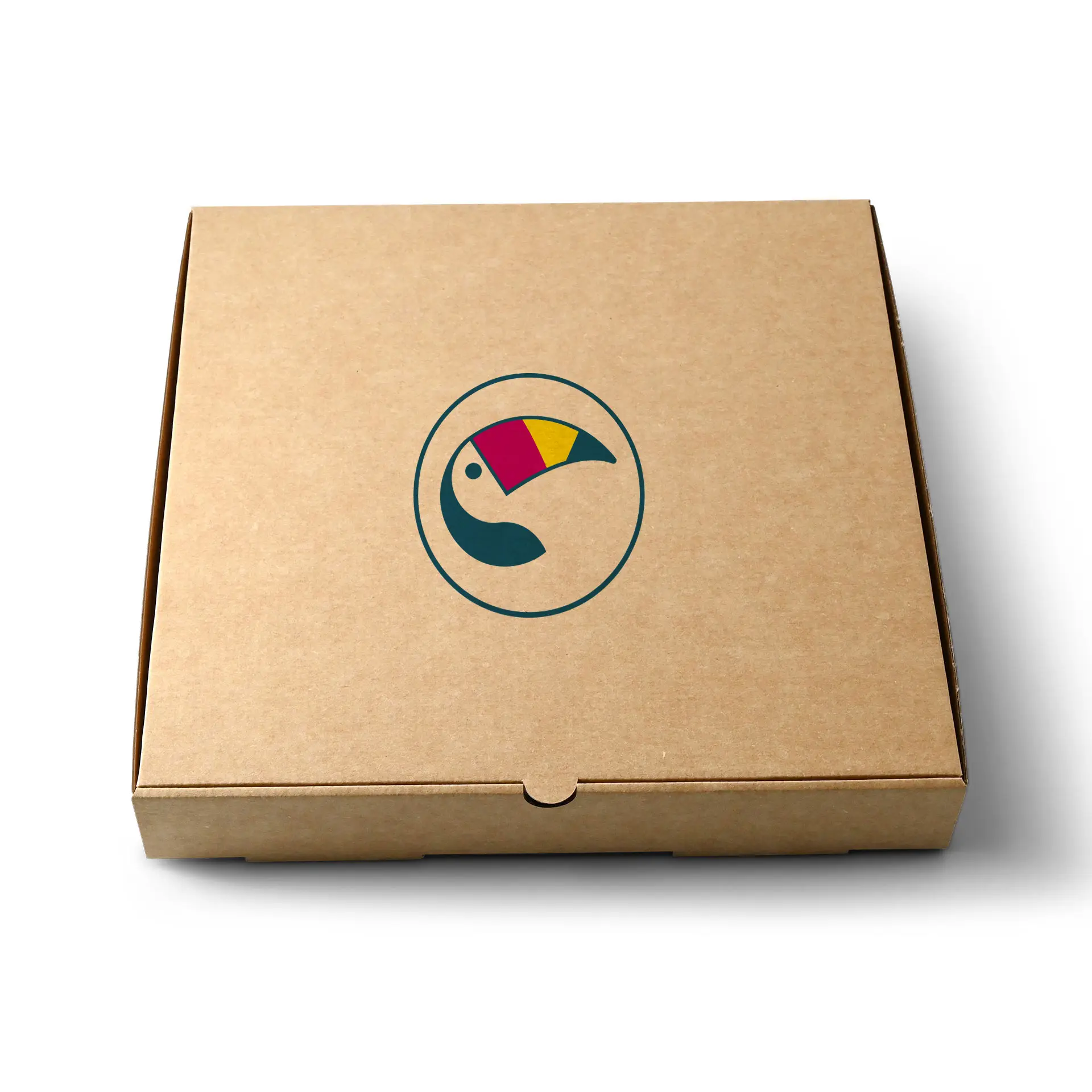 Scatola per pizza marrone con un logo circolare che presenta un design stilizzato di tucano sopra.