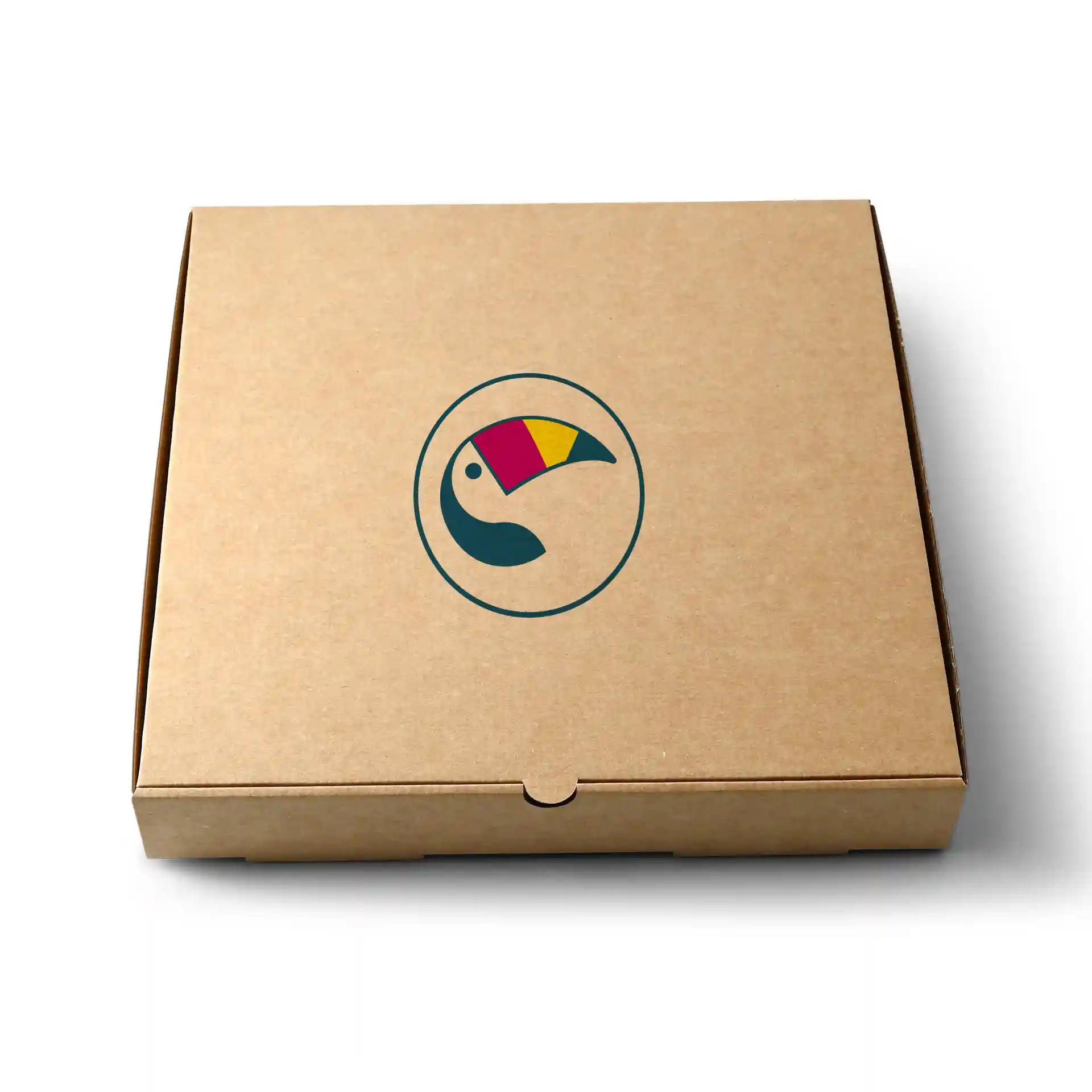 Scatola per pizza marrone con un logo circolare che presenta un design stilizzato di tucano sopra.