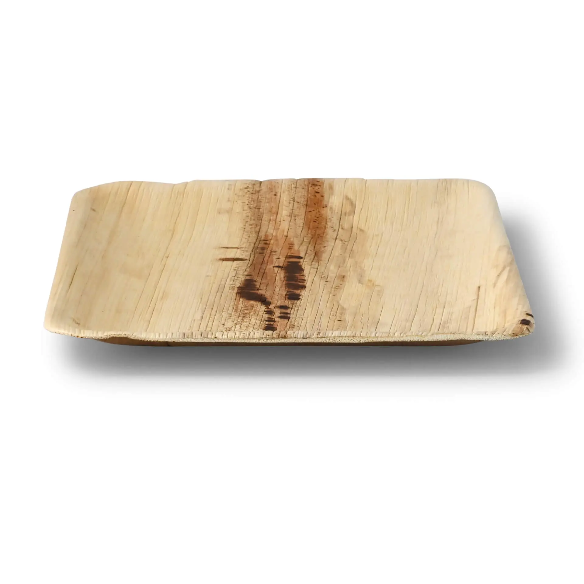 Un piatto quadrato in foglia di palma di 18 x 18 cm con una finitura naturale chiara e un piccolo bordo per la salsa.