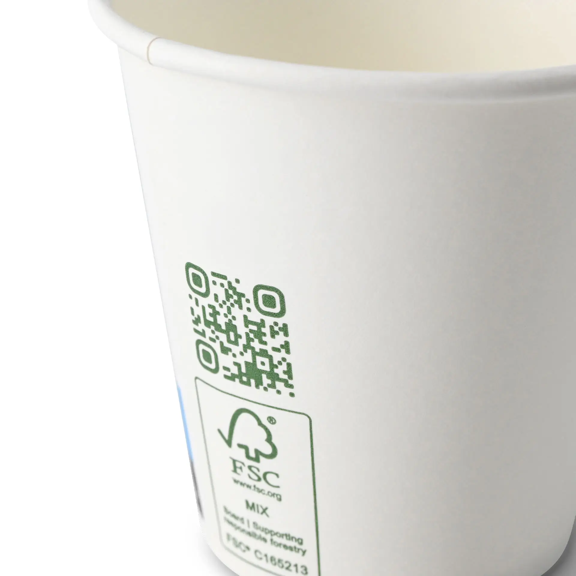 Bicchiere bianco con un codice QR e un simbolo verde sul lato.