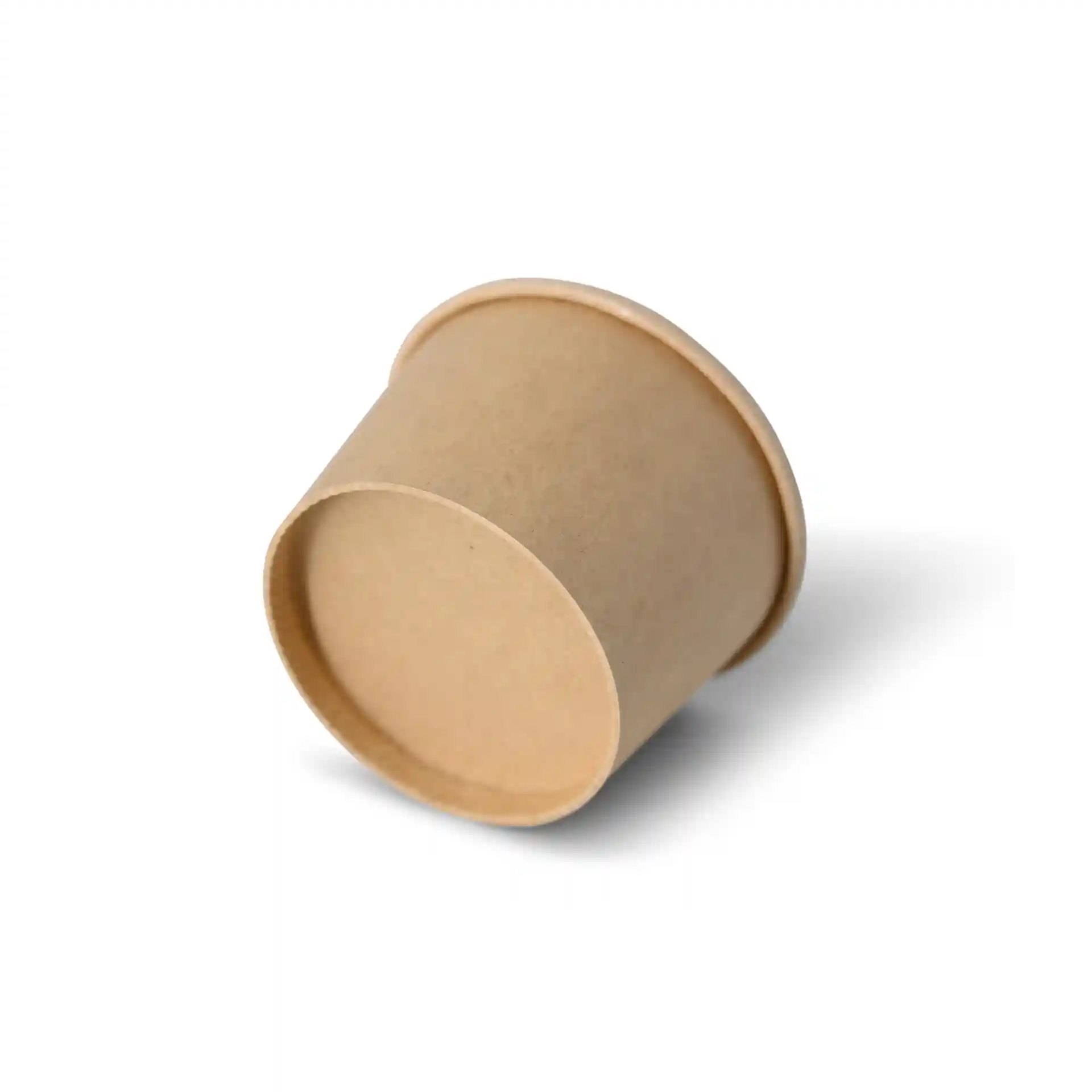 Cup in carta marrone con un diametro di 62 mm e un'altezza di 40 mm, mostrato in angolo su sfondo bianco.
