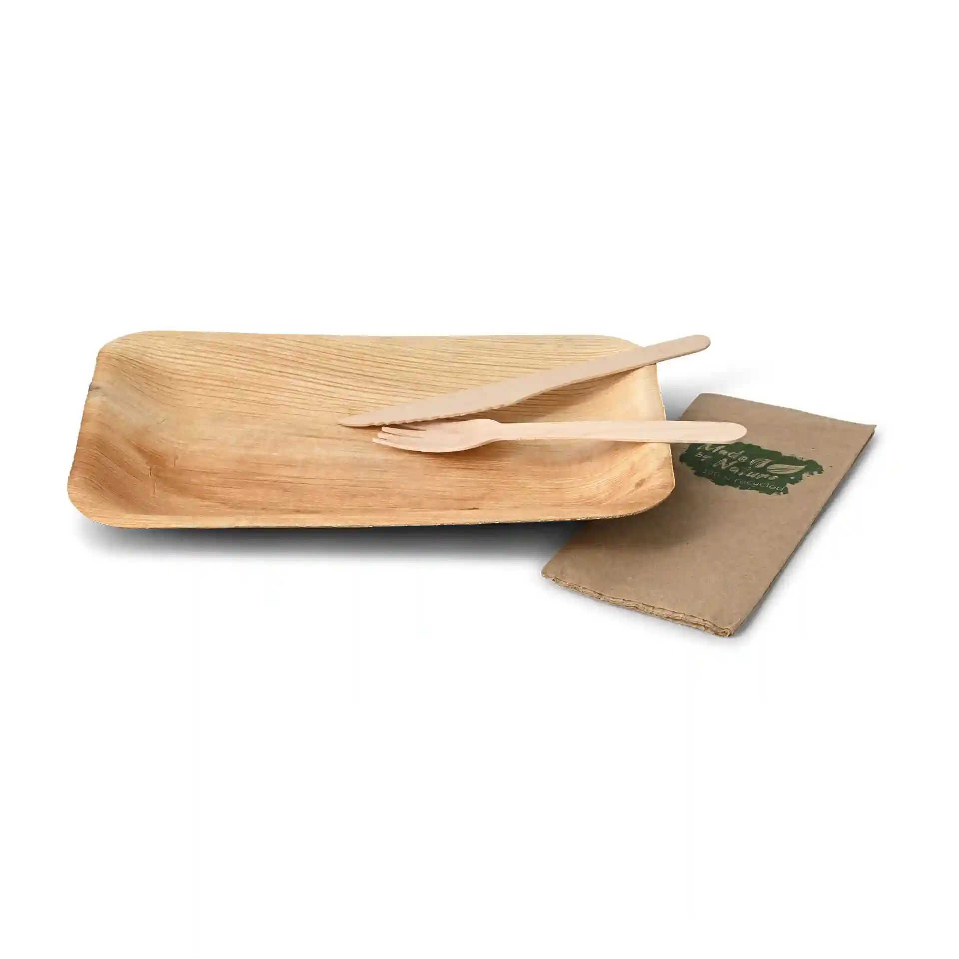Piatto rettangolare in foglia di palma con due utensili in legno e un tovagliolo di carta marrone, il tutto su sfondo bianco.