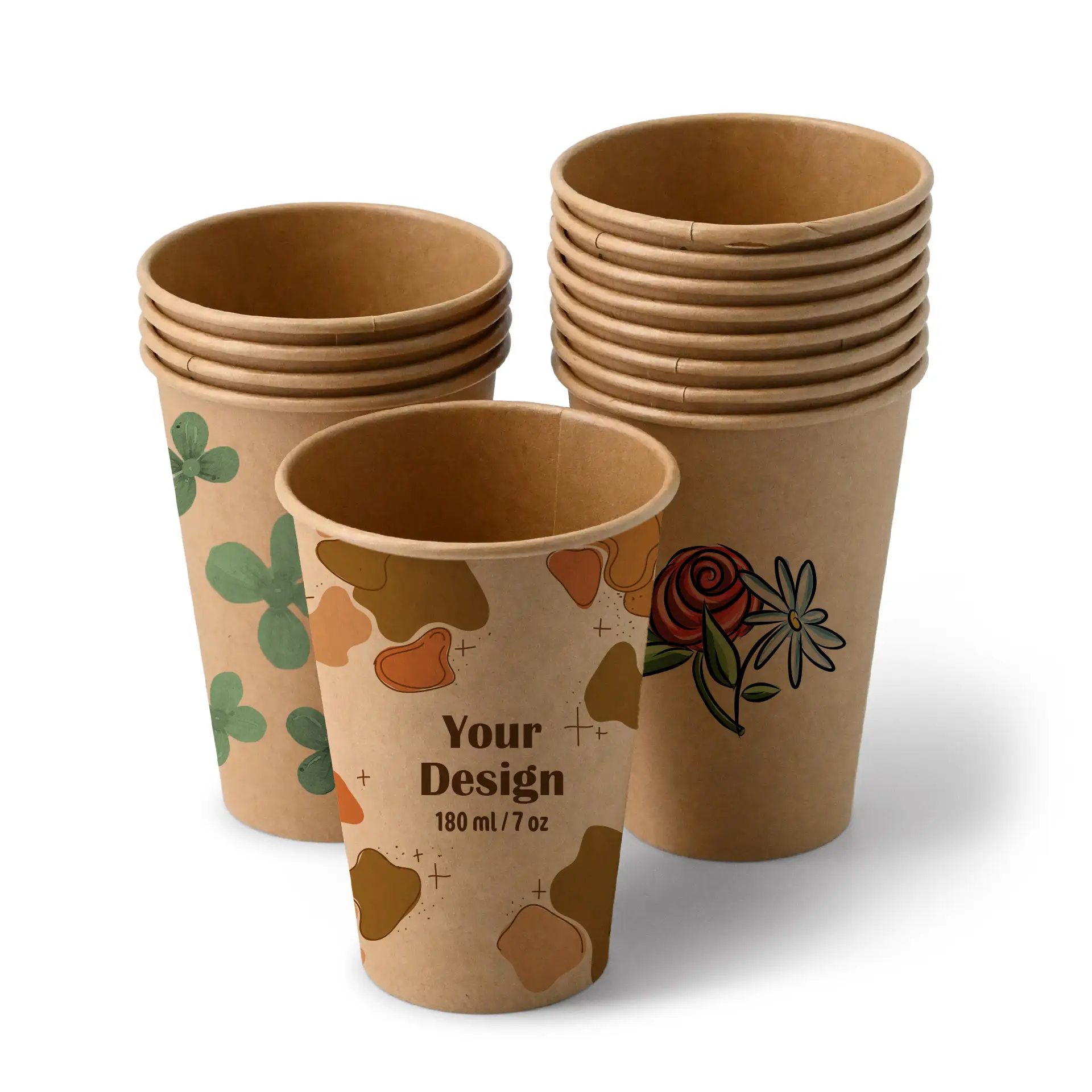 Un cup in carta marrone con un design personalizzato con elementi floreali; diversi cup simili impilati dietro.