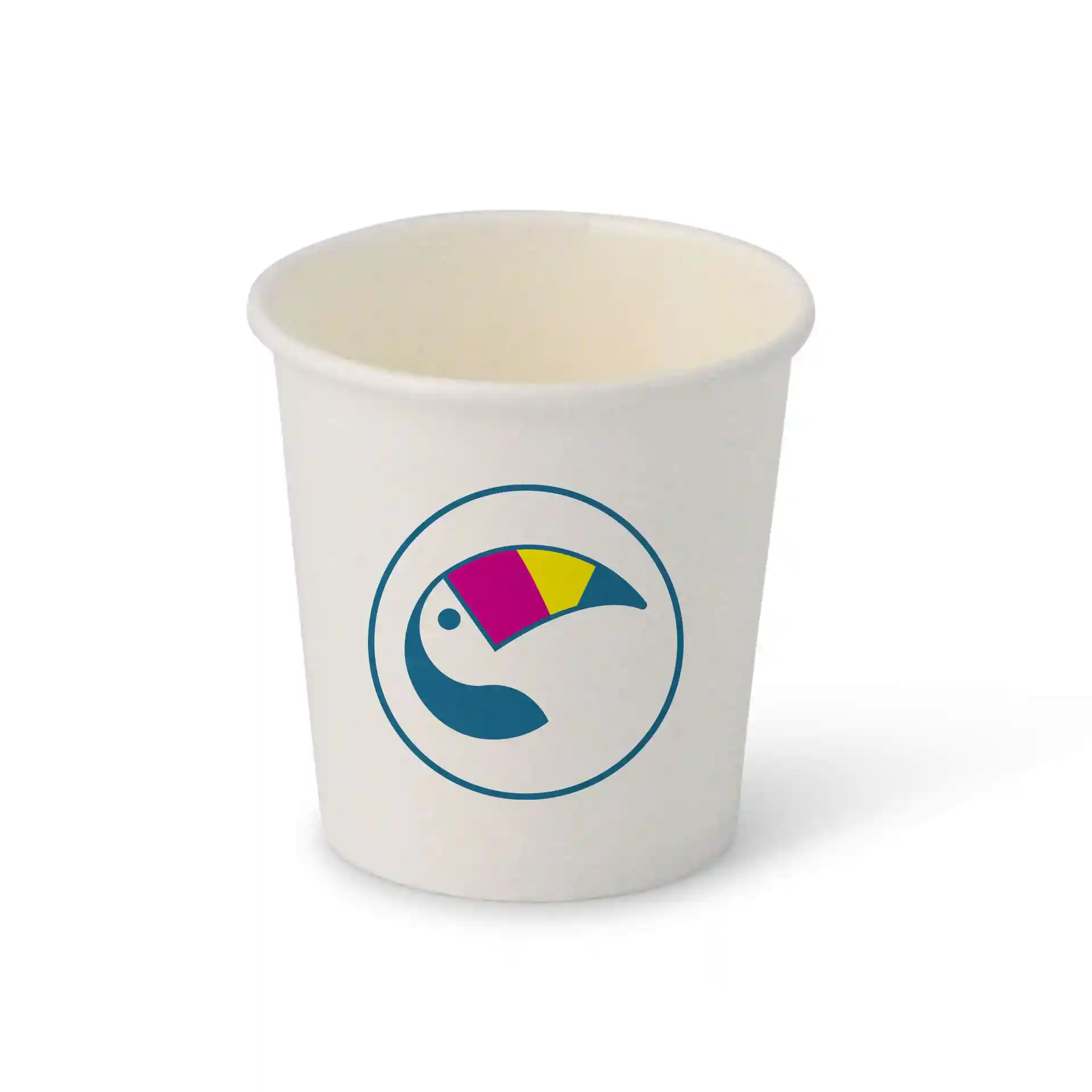 Bicchiere di carta bianco con logo rotondo e design colorato di tucano, capacità di 100 ml.
