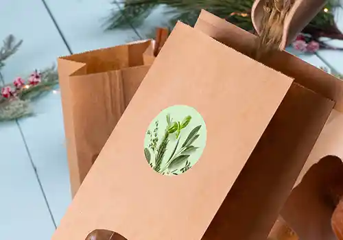 Etichetta personalizzata stampata su un coperchio di contenitore in carta kraft, con un design colorato e la parola "Logo."
