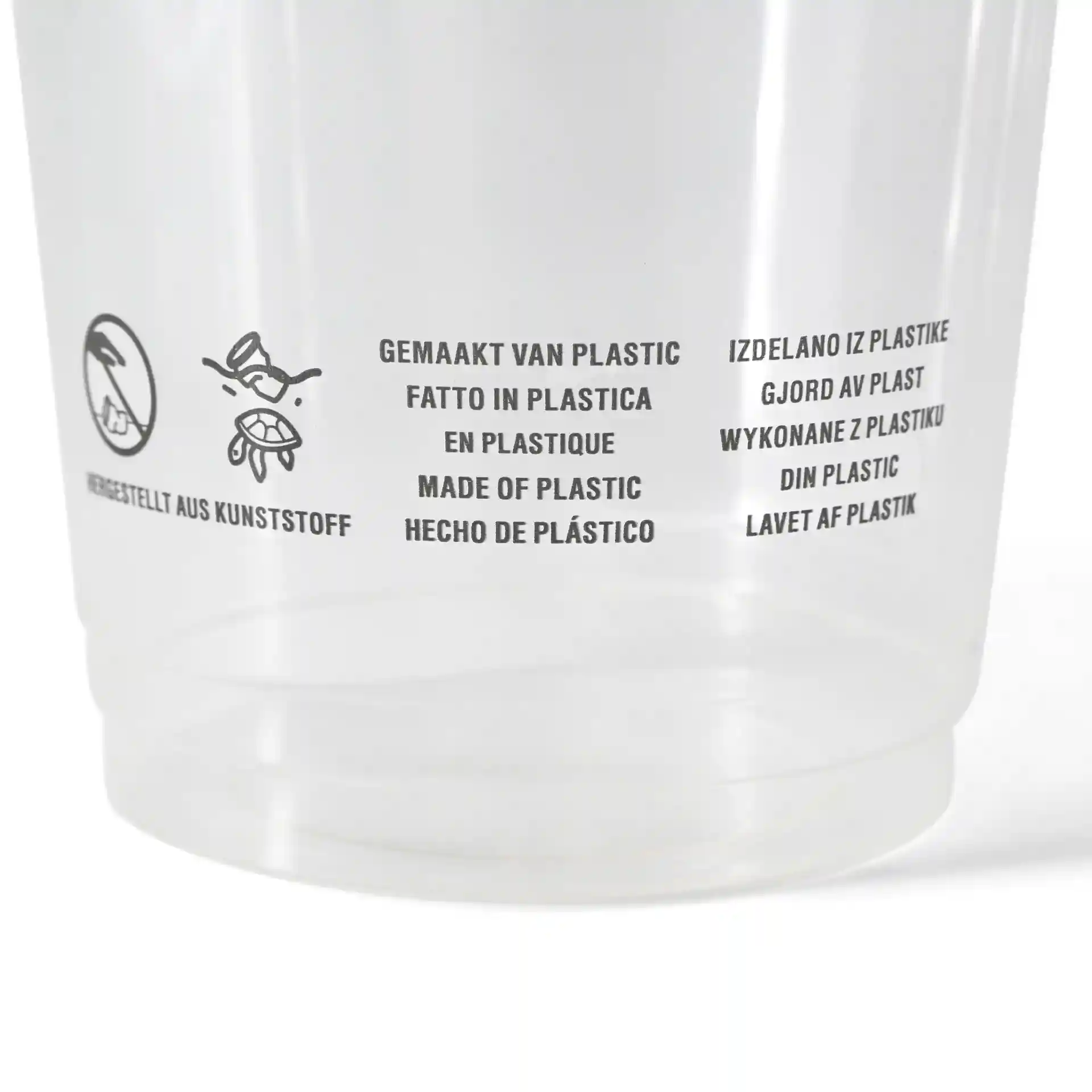 Bicchiere di plastica trasparente con testo multilingue stampato sul materiale e simboli sul lato.