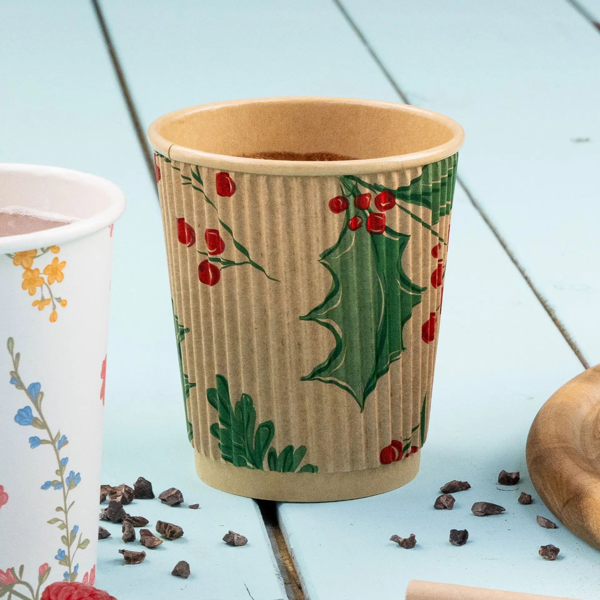 Bicchiere da asporto rigato con stampa festiva di agrifoglio e bacche; adatto per bevande calde e fredde; dimensione 200 ml.