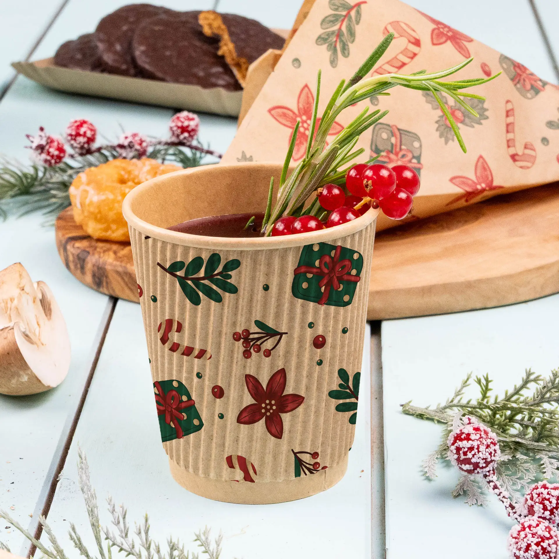 Bicchiere marrone a ondulazioni con design invernale, riempito con una bevanda e guarnito con bacche ed erbe, su una superficie azzurro chiaro.
