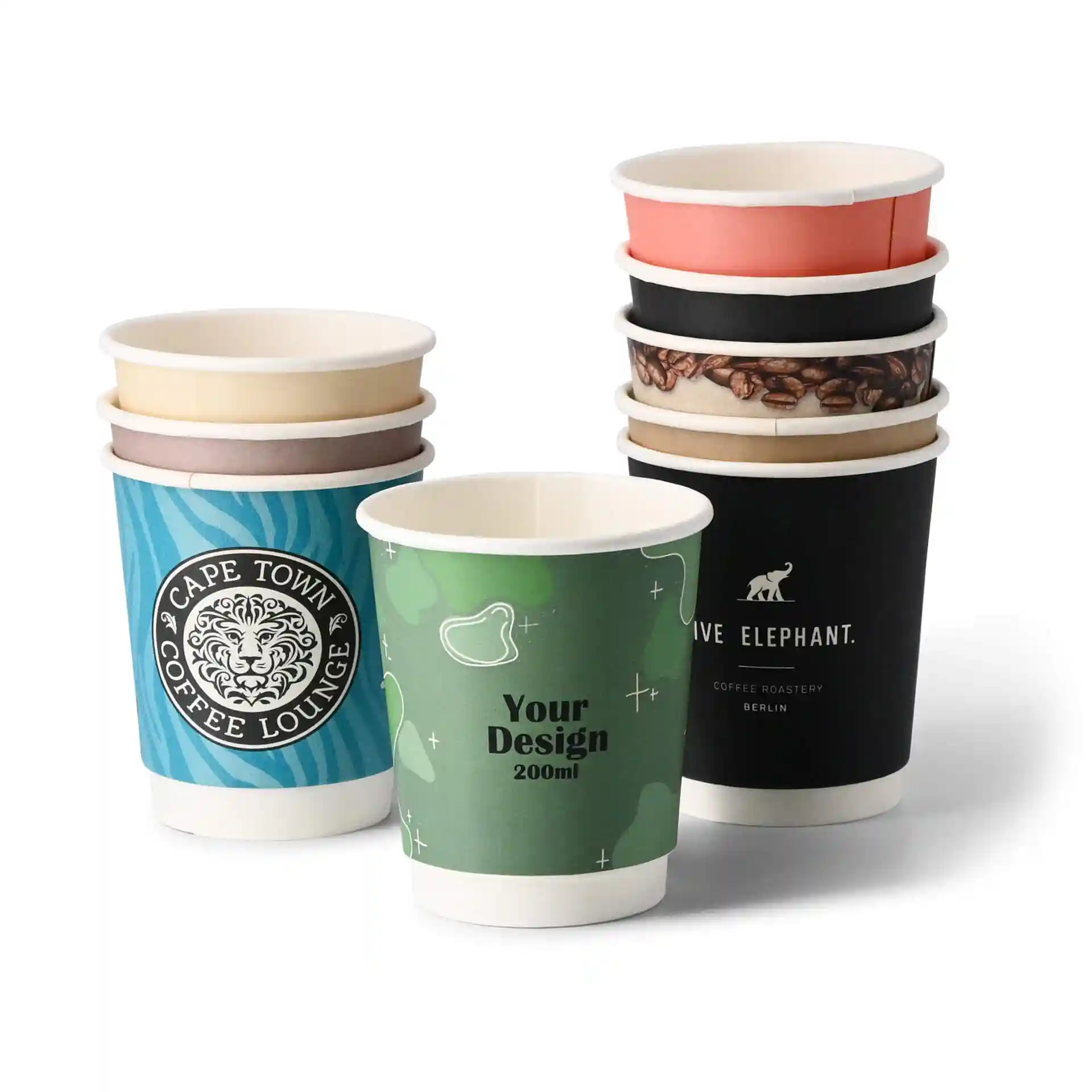 Pila di bicchieri di carta personalizzati in vari design, incluso un bicchiere verde con etichetta, su sfondo bianco.