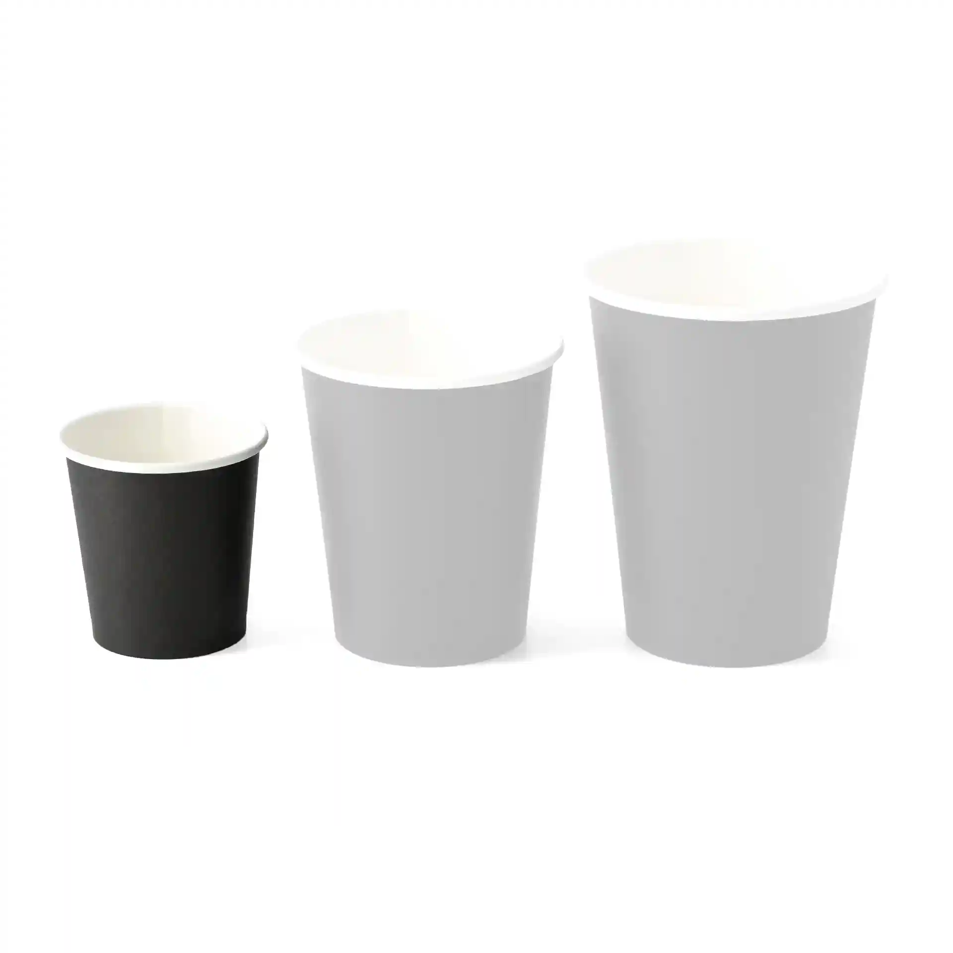 Tre bicchieri di carta di diverse dimensioni: un bicchiere nero da 100 ml e due bicchieri grigi, tutti con interni bianchi.