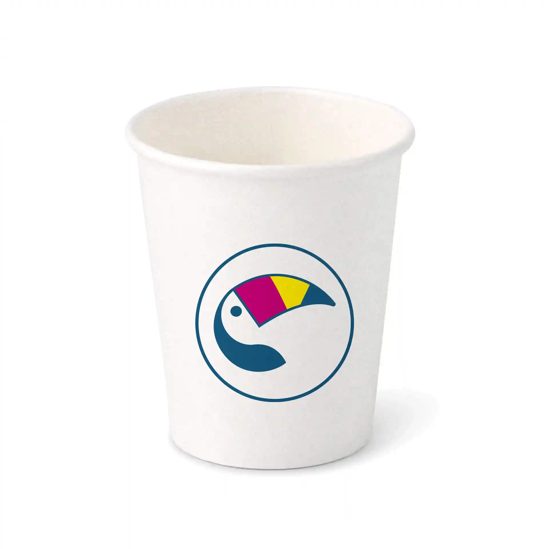 Bicchiere bianco con un logo circolare che presenta un design di uccello stilizzato in blu, rosa e giallo.