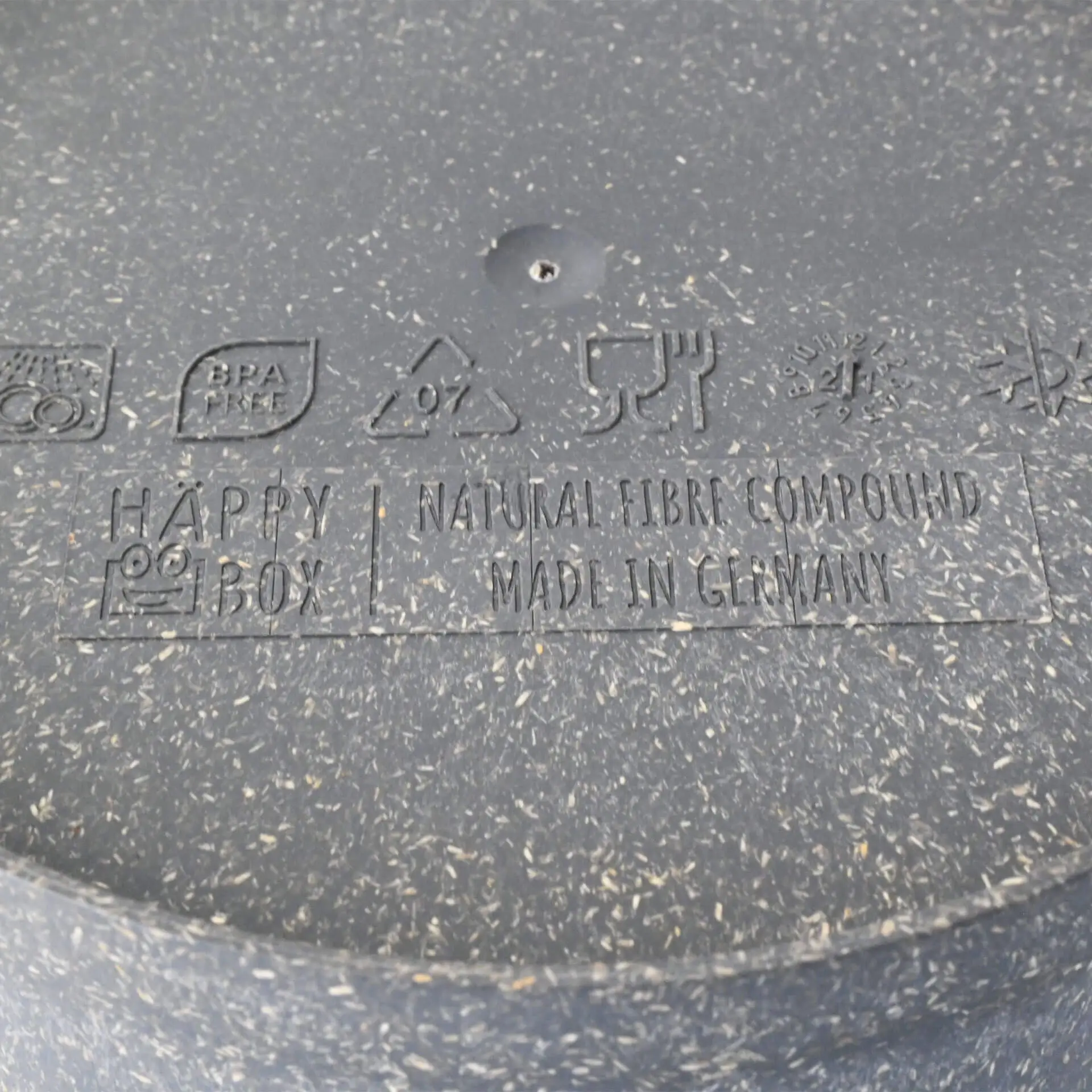 Ciotola riutilizzabile in composto di fibra naturale; presenta l'etichetta senza BPA e simboli di riciclaggio; prodotta in Germania.