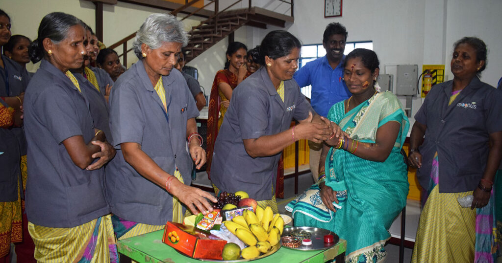 Traditionelle-Mutterschutz-Verabschiedungszeremonie-für-eine-Mitarbeiterin-1024x538