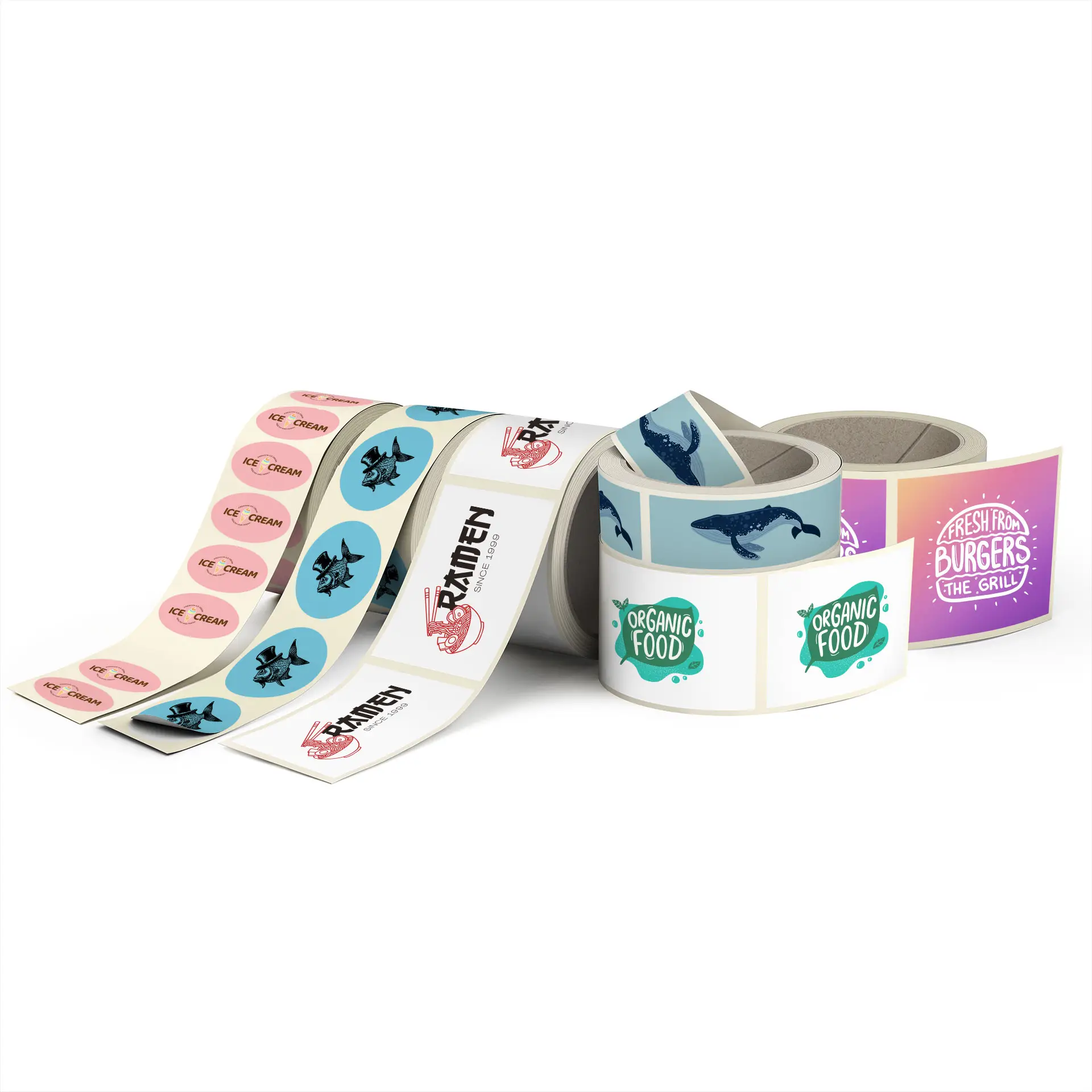 Rulli di etichette stampate personalizzate in vari design, ideali per imballaggi alimentari ed eventi, su carta adesiva bianca lucida.