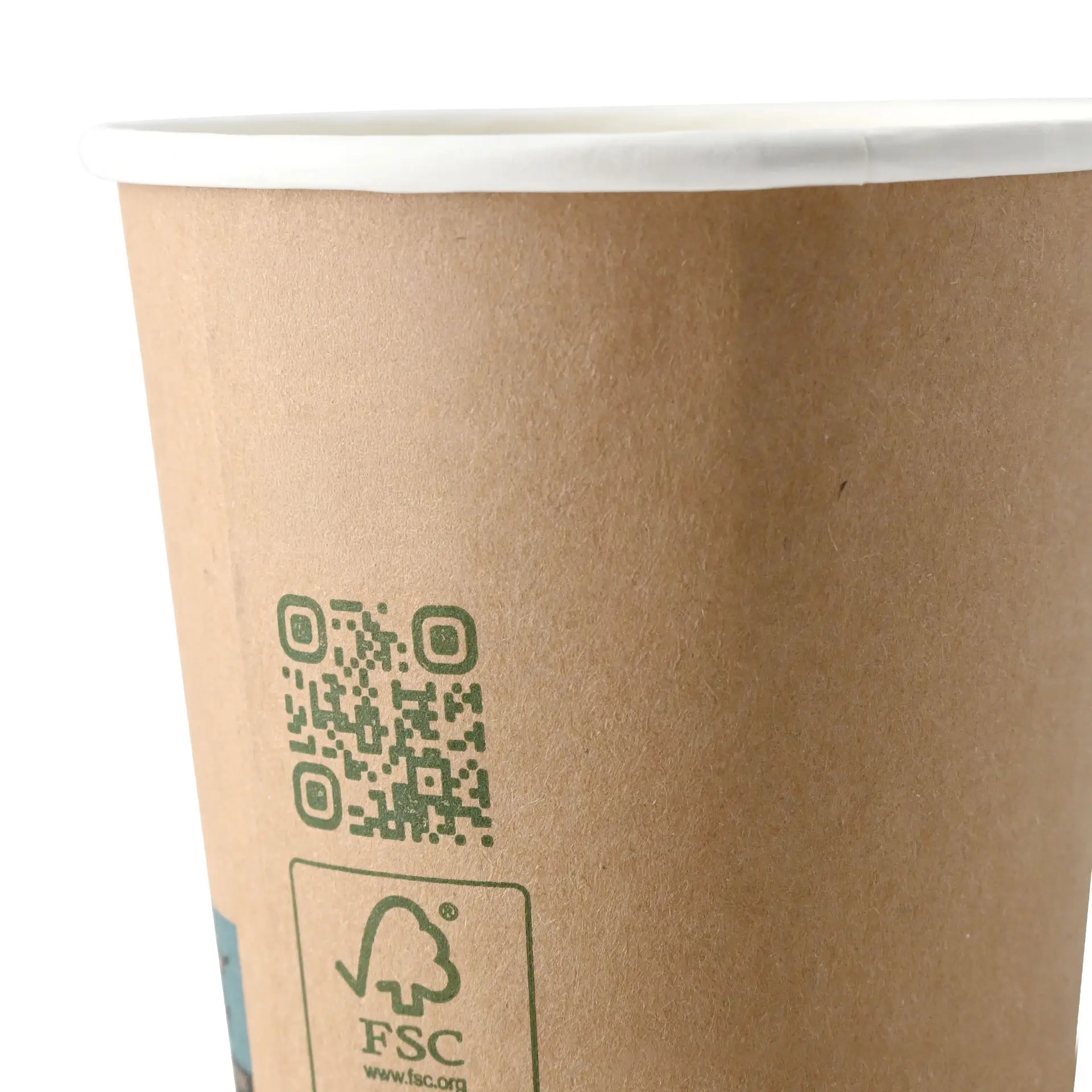 Tazza da caffè marrone a doppia parete con bordo bianco, codice QR e logo FSC sul lato.