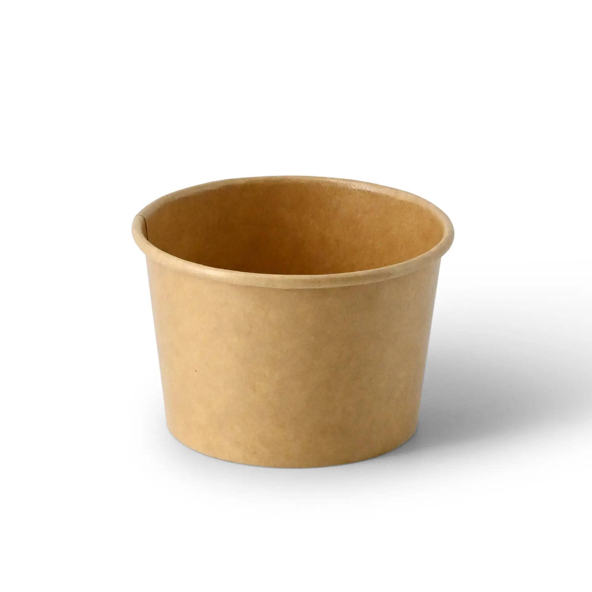 Una tazza di carta marrone con esterno liscio e bordi arrotondati, posizionata su uno sfondo bianco.