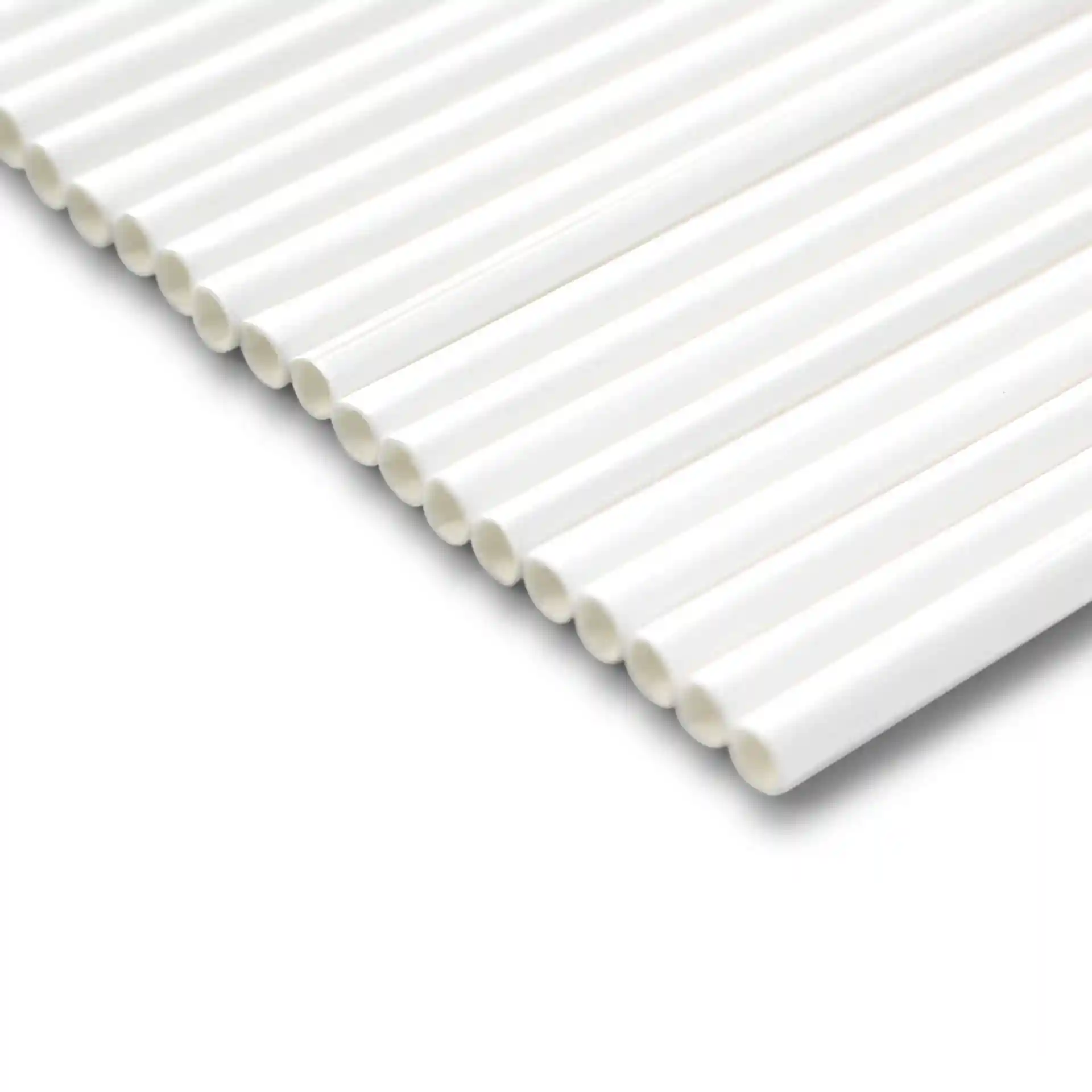 Cannucce di carta bianche, lunghe 20 cm e con un diametro di 0,5 cm, disposte in fila con una fessura verticale.