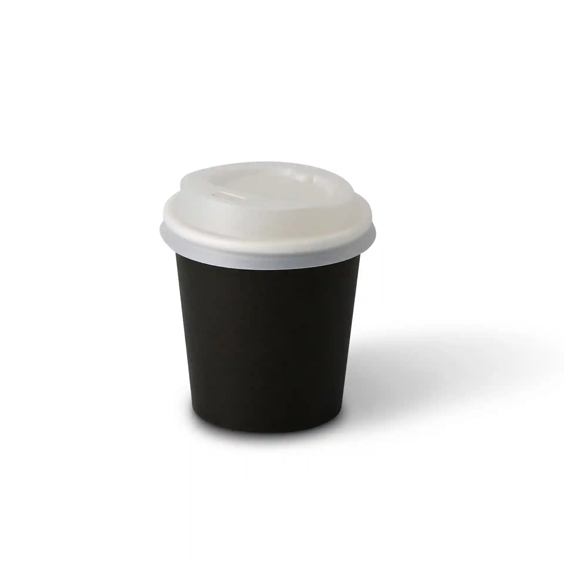Bicchiere di carta nero con coperchio bianco, capacità di 100 ml, costruzione a parete singola, diametro di 62 mm.