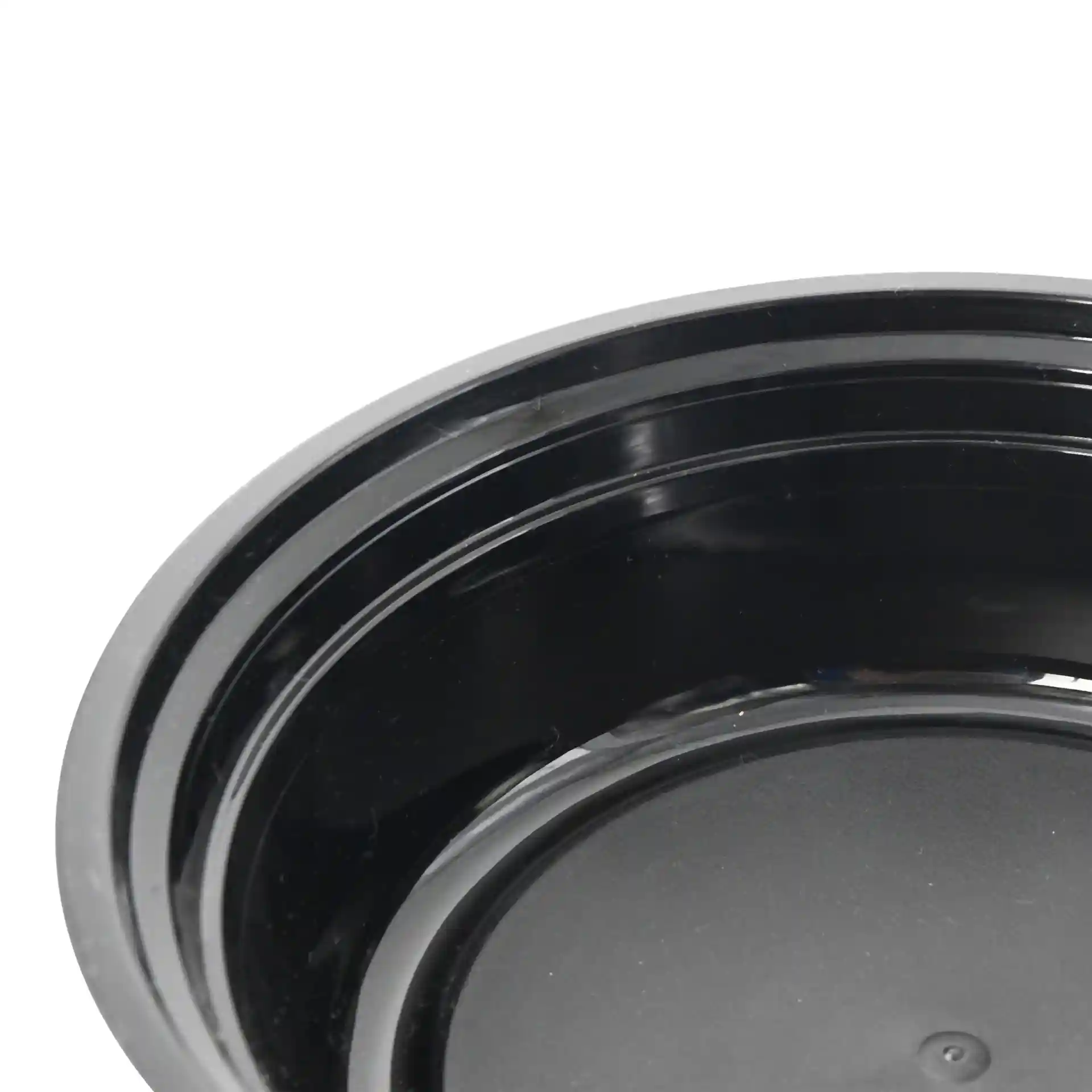 Piatto rotondo riutilizzabile nero con un diametro di 158 mm e un'altezza di 42 mm, realizzato in materiale PP.