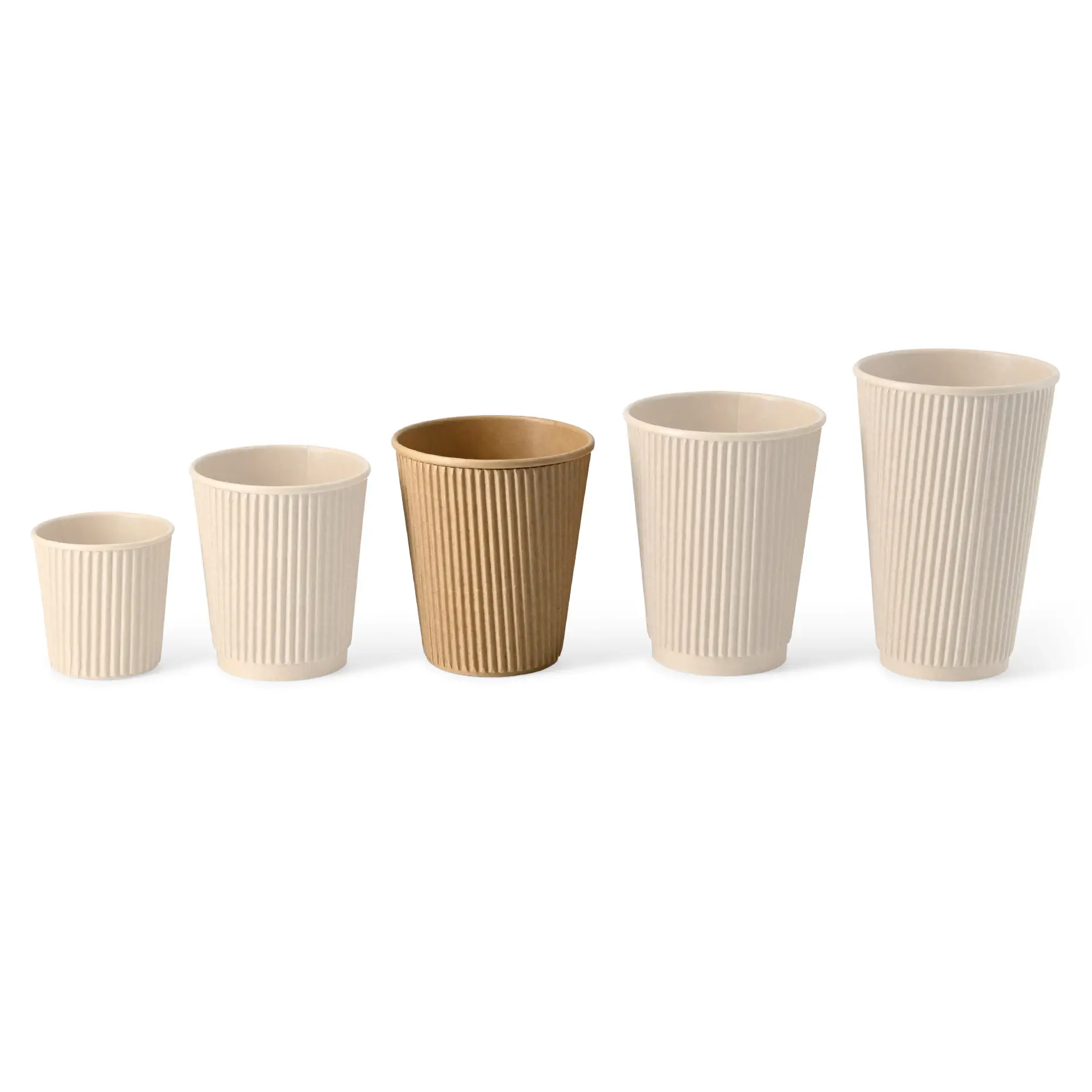 Set di cinque tazze per caffè isolate di varie dimensioni, con design rigato e una tazza marrone tra quelle bianche.