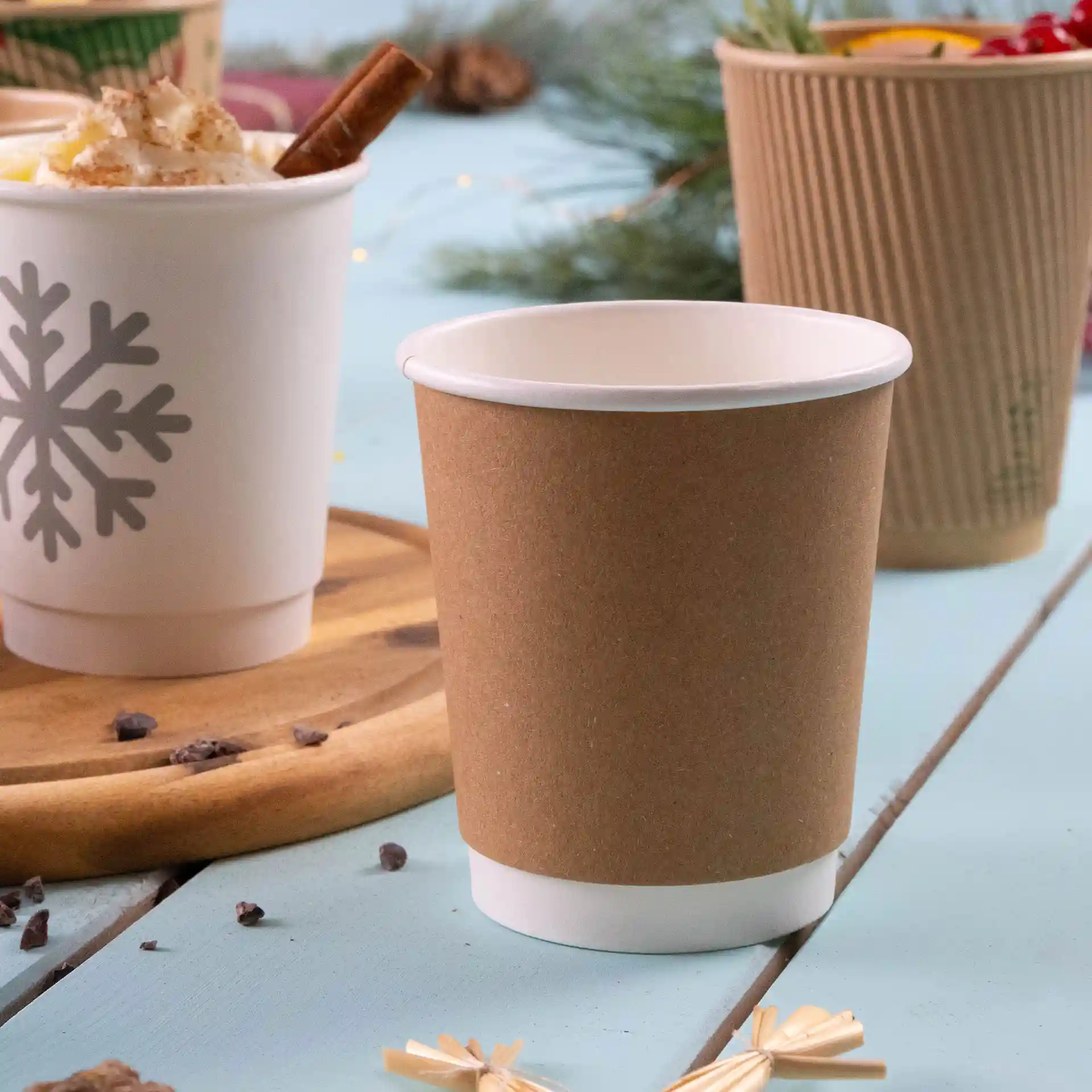 Bicchiere da caffè da asporto marrone a doppia parete con rivestimento interno bianco, capacità di 8 oz, su una superficie di legno.