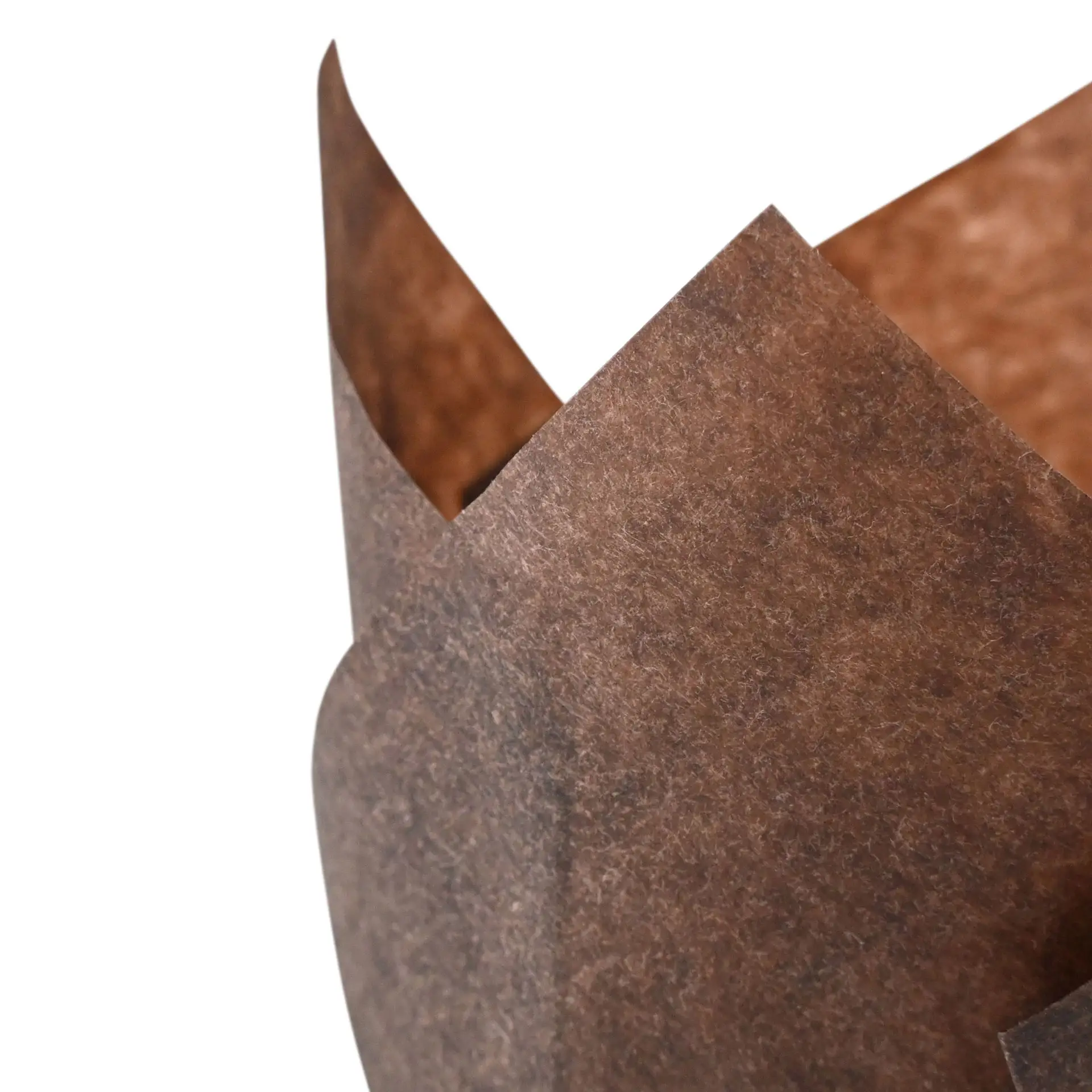 Coppa muffin in carta marrone anti-grasso, con bordo ondulato, ideale per cuocere e servire cupcake o muffin.