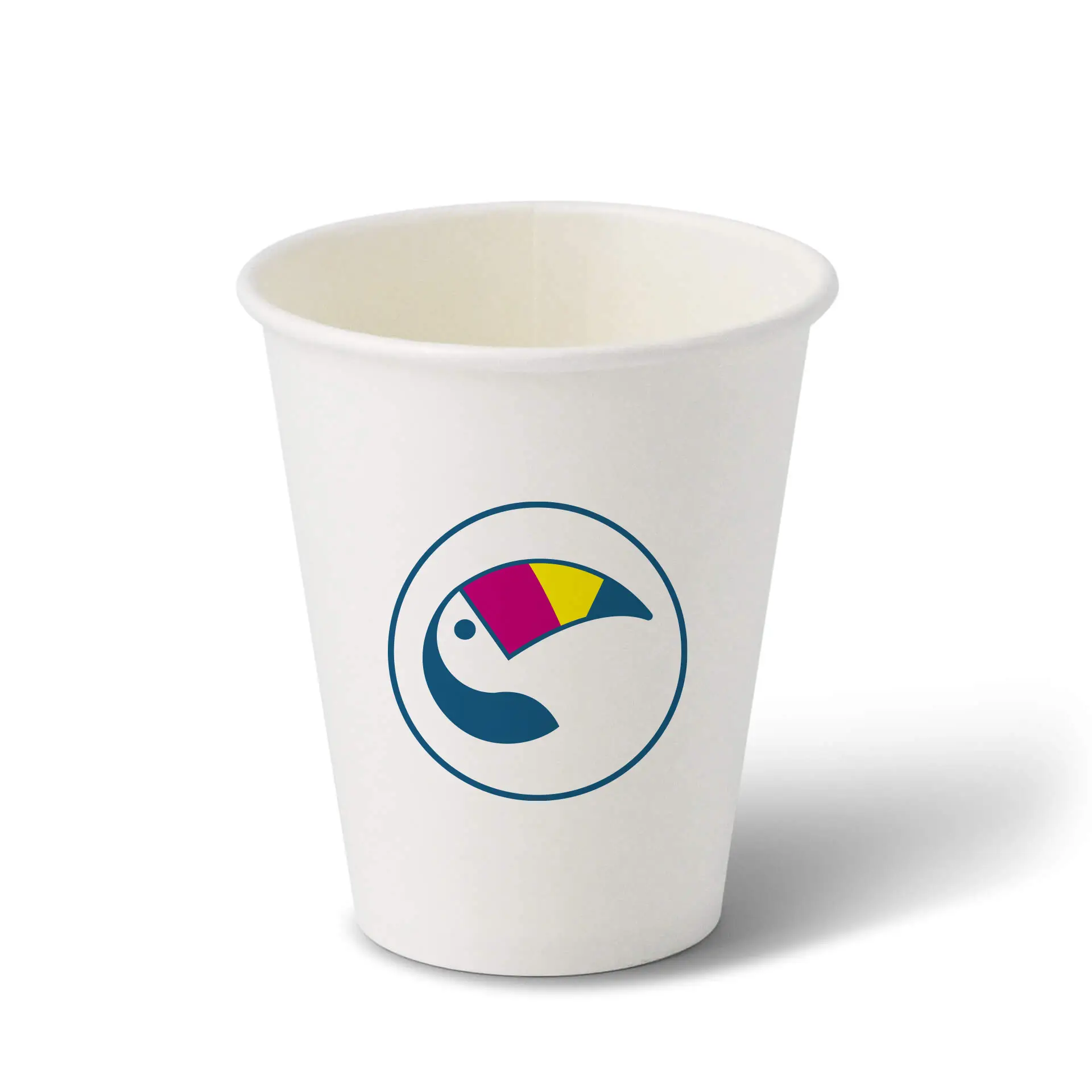 Un bicchiere di carta bianco con un logo e un design colorato di tucano; ideale per bevande calde come caffè e tè.