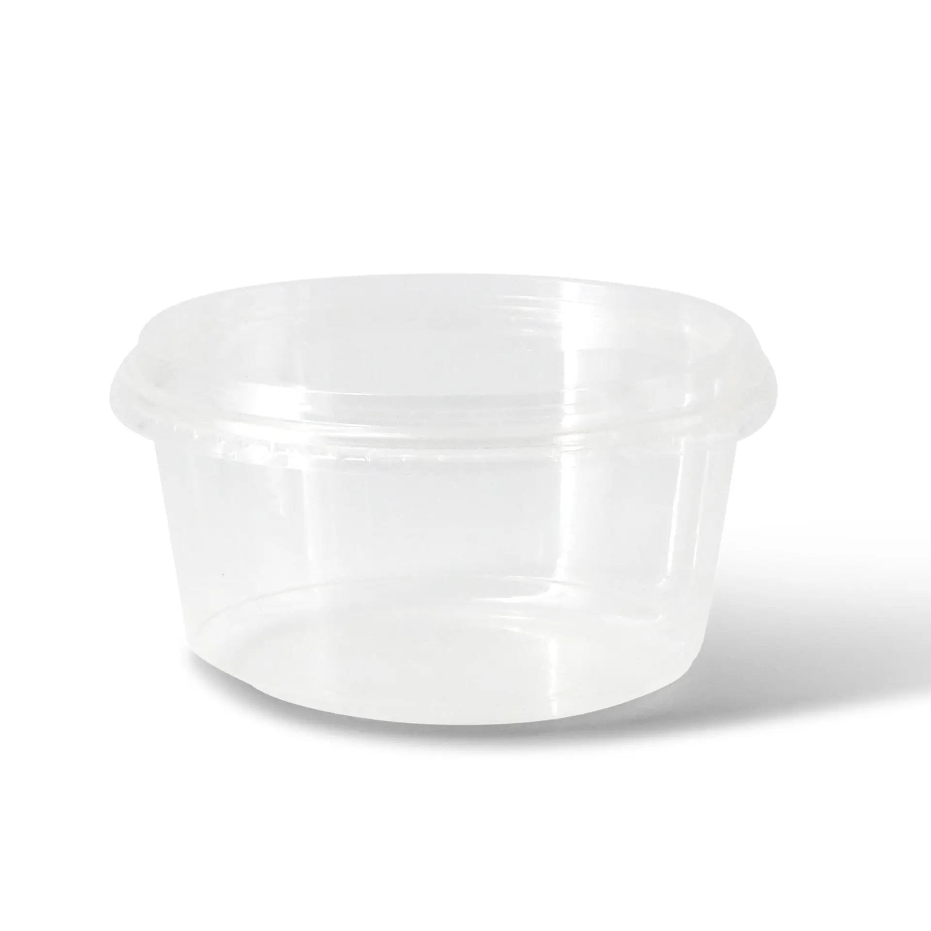 Contenitore in plastica trasparente con coperchio, mostra una piccola forma rotonda e superficie liscia.