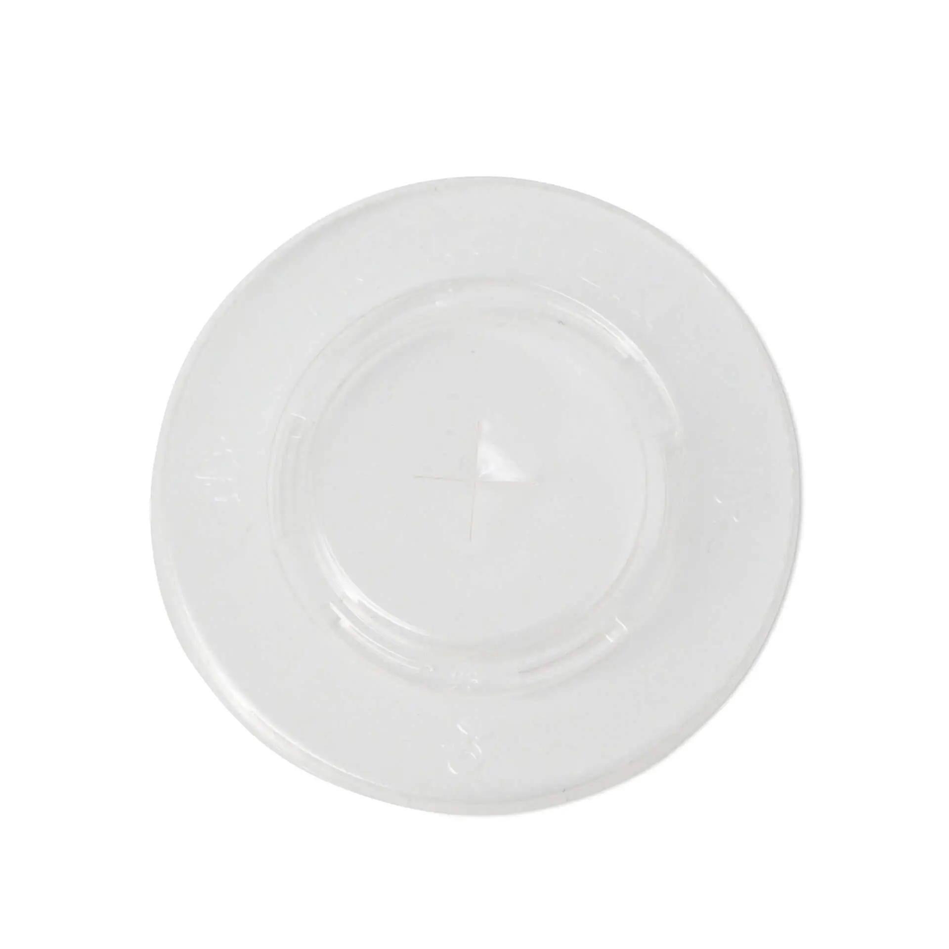 Coperchio piatto in PET riciclato al 100%, progettato per bevande fredde con una fessura centrale per la cannuccia. Diametro 95 mm.